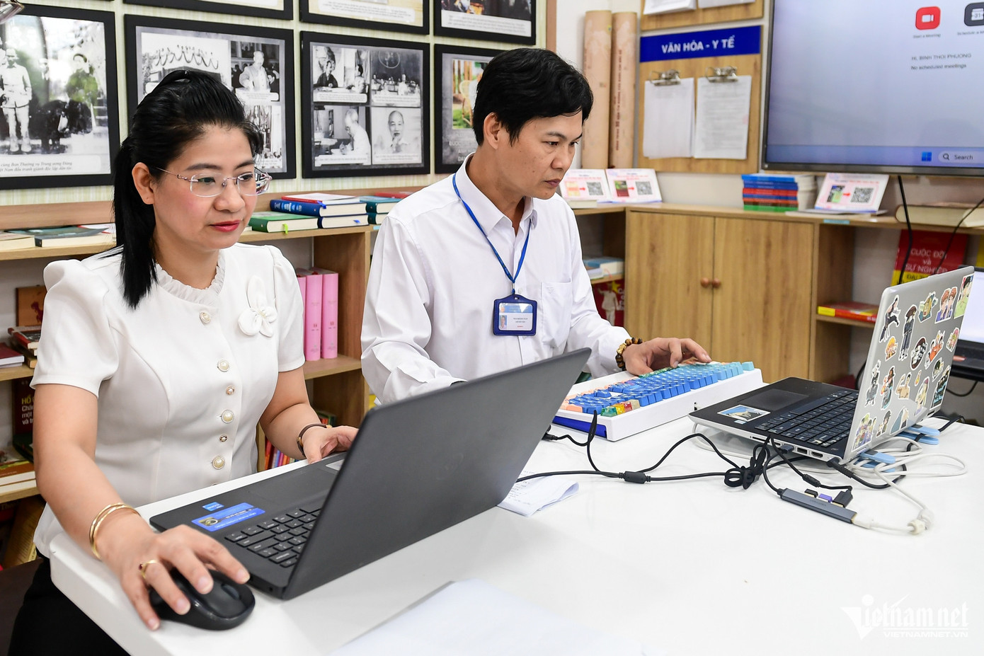 Sáng 12/6, 102 phường, xã ở TPHCM đồng loạt vận hành thử mô hình chính quyền địa phương hai cấp. Các cán bộ tại phường Bình Thới thực hiện vận hành thử nghiệm với với ba hệ thống dùng chung: xử lý tình huống phản ánh kiến nghị 1022, quản lý văn bản đi - đến và hệ thống giải quyết thủ tục hành chính với hai nội dung: trích lục bản sao khai sinh trực tuyến, sao y chứng thực từ bản chính.