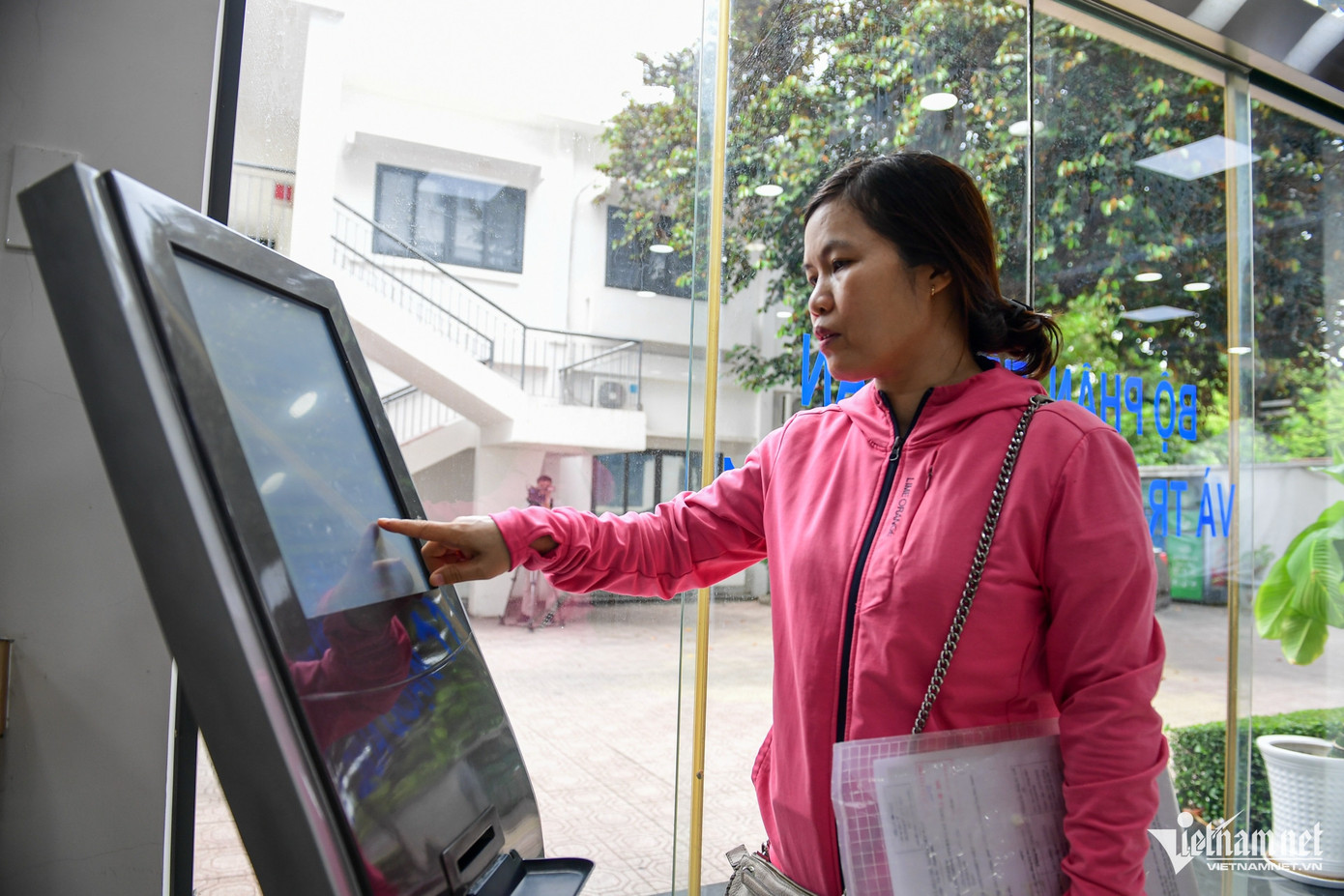 Chị Hồng Hà (phường 5) ủng hộ việc sáp nhập, cho rằng đây là cơ hội làm mới bộ máy hành chính theo hướng linh hoạt, minh bạch, lấy người dân làm trung tâm. “Tôi ấn tượng với sự liên thông giấy tờ, thao tác online dễ hiểu, cán bộ hướng dẫn tận tình. Ban đầu tôi cũng lo nhưng phường chủ động thông báo, hướng dẫn rõ ràng nên rất yên tâm", chị nói.