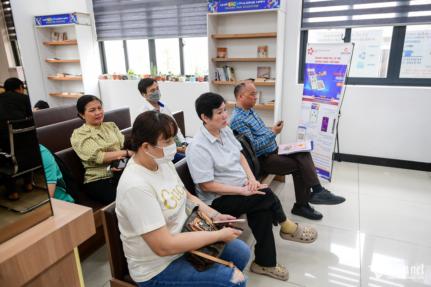 Theo ghi nhận, người dân tới làm thủ tục tại bộ phận tiếp nhận và trả kết quả của quận 11 sáng 12/6 chỉ cần chờ 5 - 10 phút. Các hồ sơ người dân đã nộp tại quận, huyện cũ nhưng chưa giải quyết sẽ được bàn giao về đơn vị hành chính mới để tiếp tục xử lý, đảm bảo không gián đoạn quyền lợi người dân.