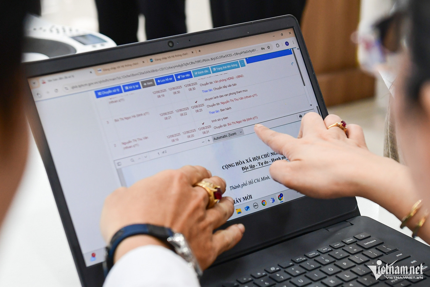 Trước đây, hồ sơ sẽ được giải quyết từ cấp quận đến văn phòng, rồi trưởng phòng, cuối cùng chuyển đến chuyên viên. Nay, quy trình được rút gọn bằng cách bỏ qua khâu lãnh đạo quận, giảm một bước trung gian. Nhờ đó, thủ tục được giải quyết tối đa trong một buổi làm việc, nhanh hơn, tránh gián đoạn và tiết kiệm thời gian cho người dân.