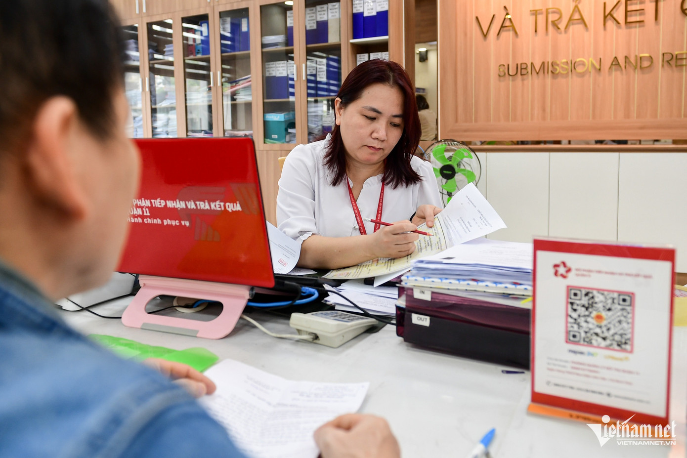 Cán bộ, công chức tận tình hướng dẫn người dân đến giải quyết thủ tục hành chính.