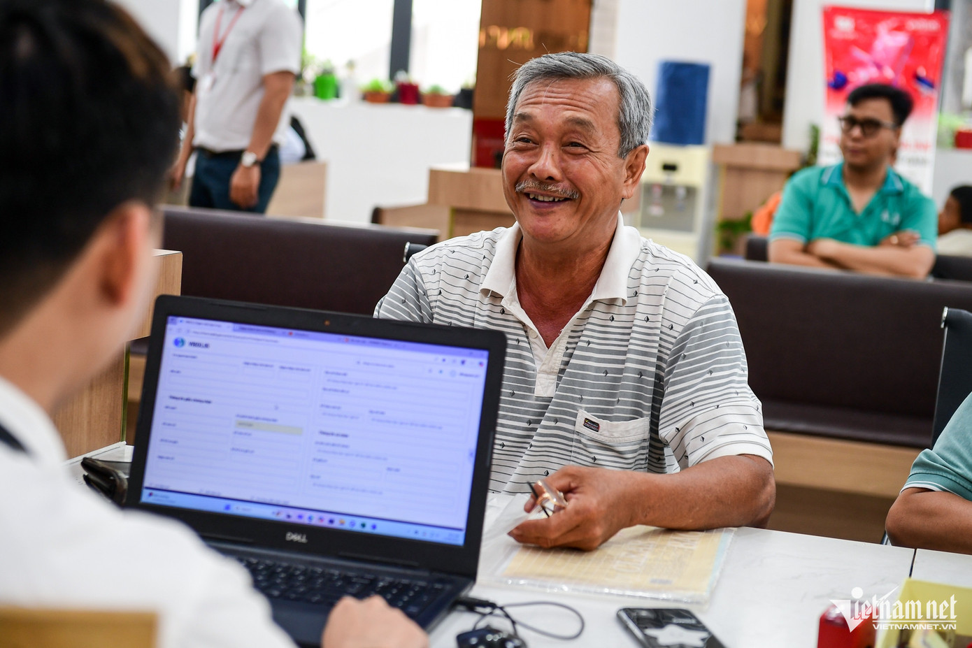 Ông Đặng Văn Đáng (phường 10, quận 11) bất ngờ khi nhận kết quả giải chấp ngân hàng chỉ sau 1 ngày, thay vì phải chờ 5-10 ngày như trước. “Thủ tục giờ nhanh gọn, rõ ràng, cán bộ hòa nhã, tận tình”, ông nói. Người đàn ông này bày tỏ sự phấn khởi, mong chờ việc sáp nhập chính thức sẽ tiếp tục mang lại tiện lợi cho người dân.