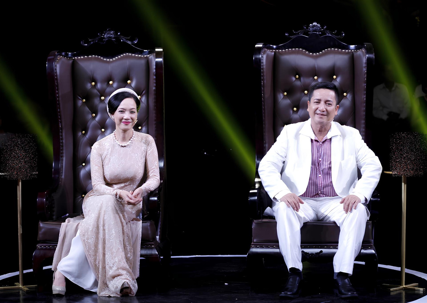 NSƯT Chí Trung và NSND Lê Khanh có khoảng 300 nụ hôn trên sân khấu khi diễn vở Romeo và Juliet. NSƯT Chí Trung và NSND Lê Khanh có khoảng 300 nụ hôn trên sân khấu khi diễn vở Romeo và Juliet.