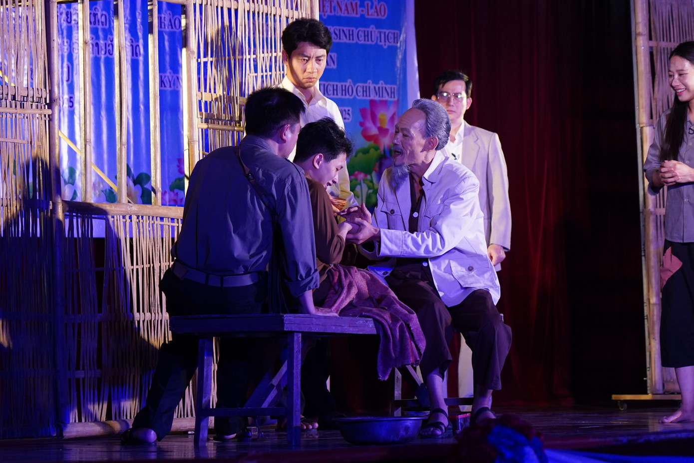 Chương trình nghệ thuật Bác Hồ một tình yêu bao la gồm 2 vở kịch ngắn, hướng đến việc khắc họa hình tượng Chủ tịch Hồ Chí Minh - vị lãnh tụ dành tình yêu sâu nặng cho nhân dân.