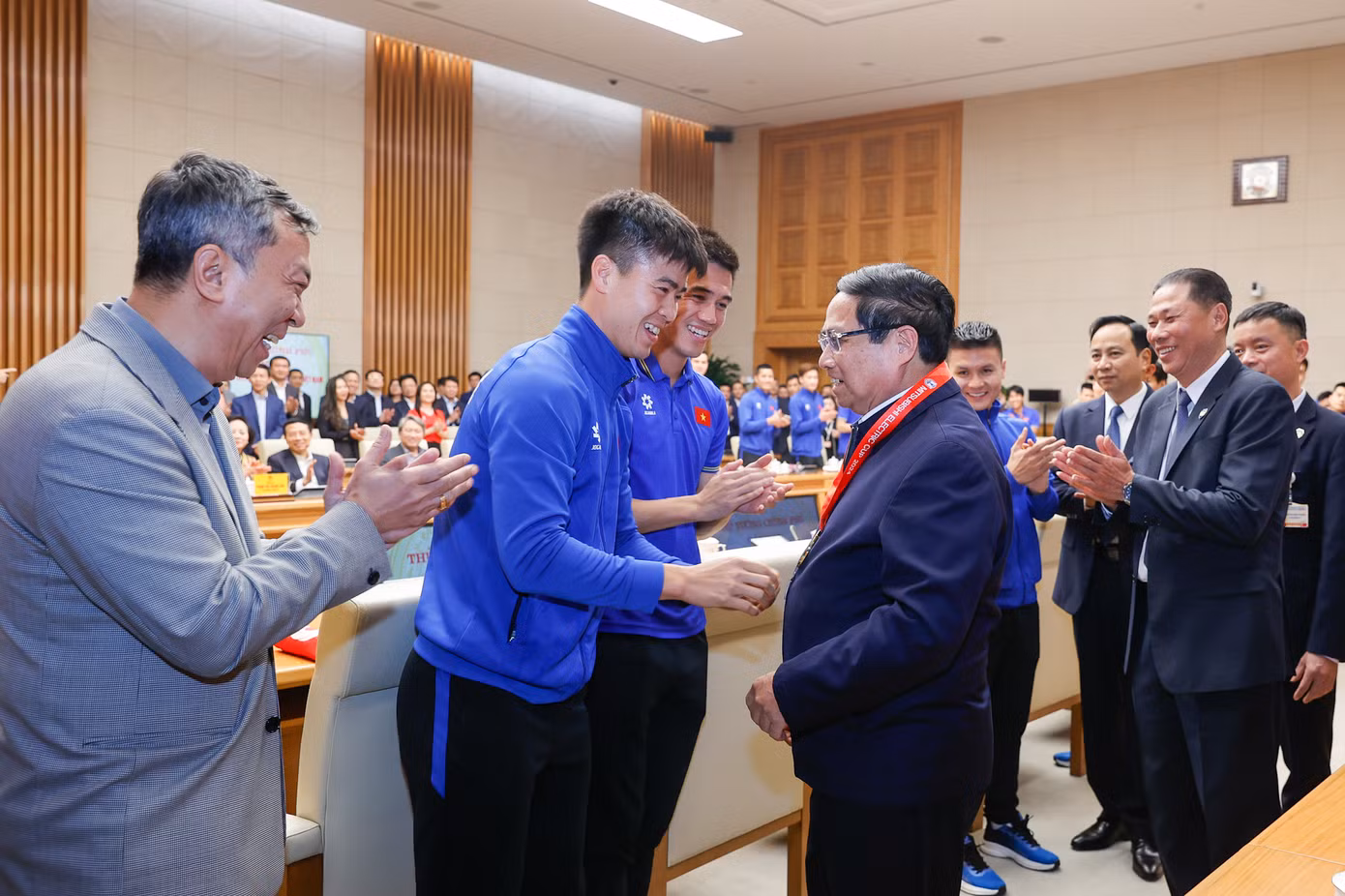 Tại trụ sở Chính phủ, Thủ tướng Phạm Minh Chính gặp mặt, chúc mừng Đội tuyển bóng đá nam quốc gia sau khi đội tuyển giành chức vô địch ASEAN Cup 2024. Trước đó, Thủ tướng Chính phủ Phạm Minh Chính đã có Thư khen gửi đội tuyển. Thủ tướng Phạm Minh Chính nhấn mạnh chiến thắng này là minh chứng cho sự tiến bộ của bóng đá Việt Nam, đồng thời là món quà ý nghĩa đầu năm mới dành tặng người dân cả nước. Ảnh: Cổng thông tin điện tử Chính phủ. Tại trụ sở Chính phủ, Thủ tướng Phạm Minh Chính gặp mặt, chúc mừng Đội tuyển bóng đá nam quốc gia sau khi đội tuyển giành chức vô địch ASEAN Cup 2024. Trước đó, Thủ tướng Chính phủ Phạm Minh Chính đã có Thư khen gửi đội tuyển. Thủ tướng Phạm Minh Chính nhấn mạnh chiến thắng này là minh chứng cho sự tiến bộ của bóng đá Việt Nam, đồng thời là món quà ý nghĩa đầu năm mới dành tặng người dân cả nước. Ảnh: Cổng thông tin điện tử Chính phủ.
