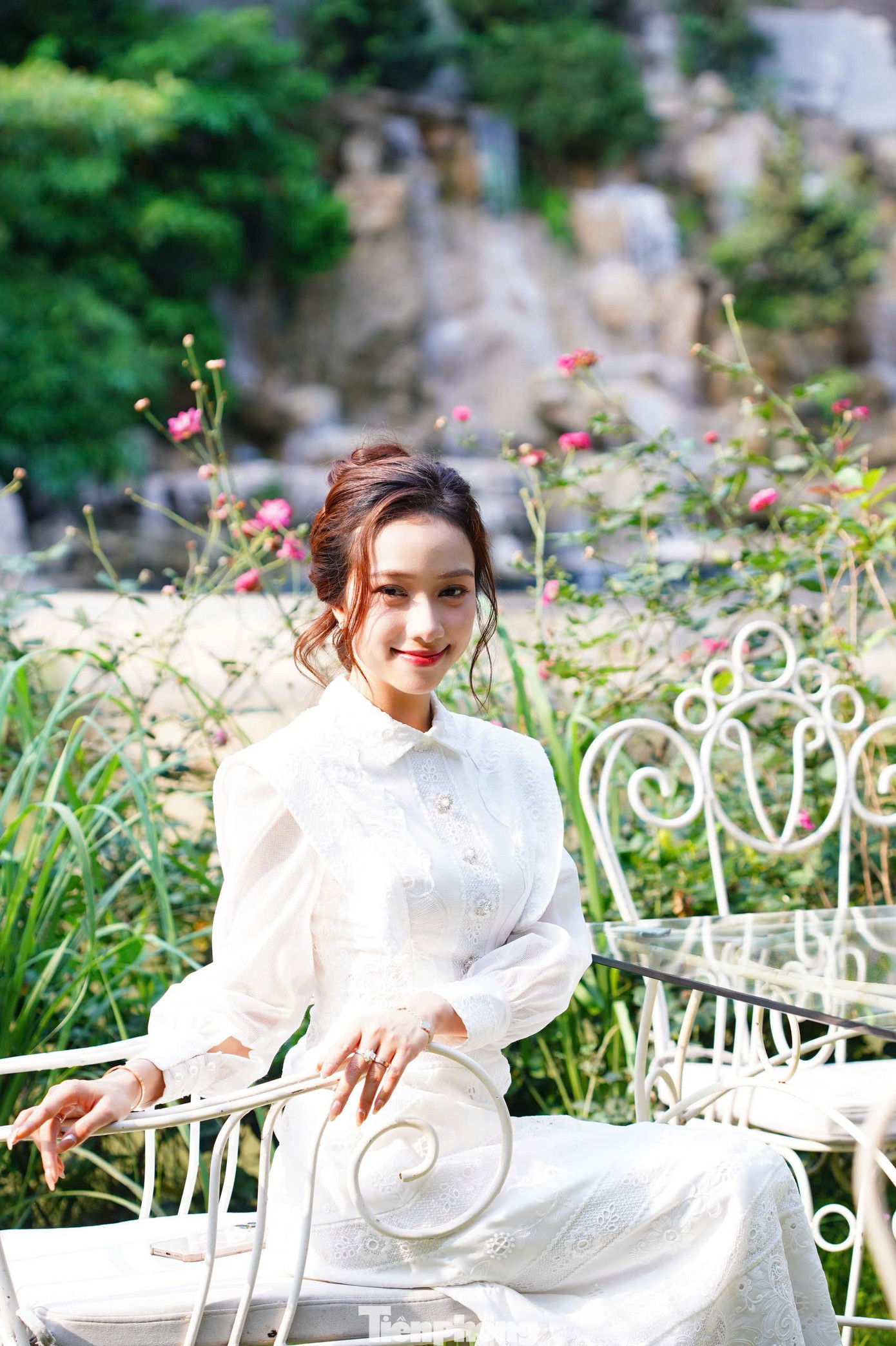 Người đẹp Ngọc Mai (phải) bất ngờ khi khám phá khu du lịch khoáng nóng Minawa Kênh Gà Resort &amp; Spa Ninh Bình. "Dù đã nhiều lần đến Ninh Bình rồi nhưng mình rất bất ngờ khi đến đây hôm nay. Mình không nghĩ rằng Ninh Bình có một khu du lịch biệt lập như thế này. Ở đây rất yên tĩnh này, khung cảnh thiên nhiên vô cùng khi có cả sông và núi. Đây là một địa điểm rất là thích hợp để đi du lịch với gia đình vào dịp cuối tuần", người đẹp Ngọc Mai chia sẻ.