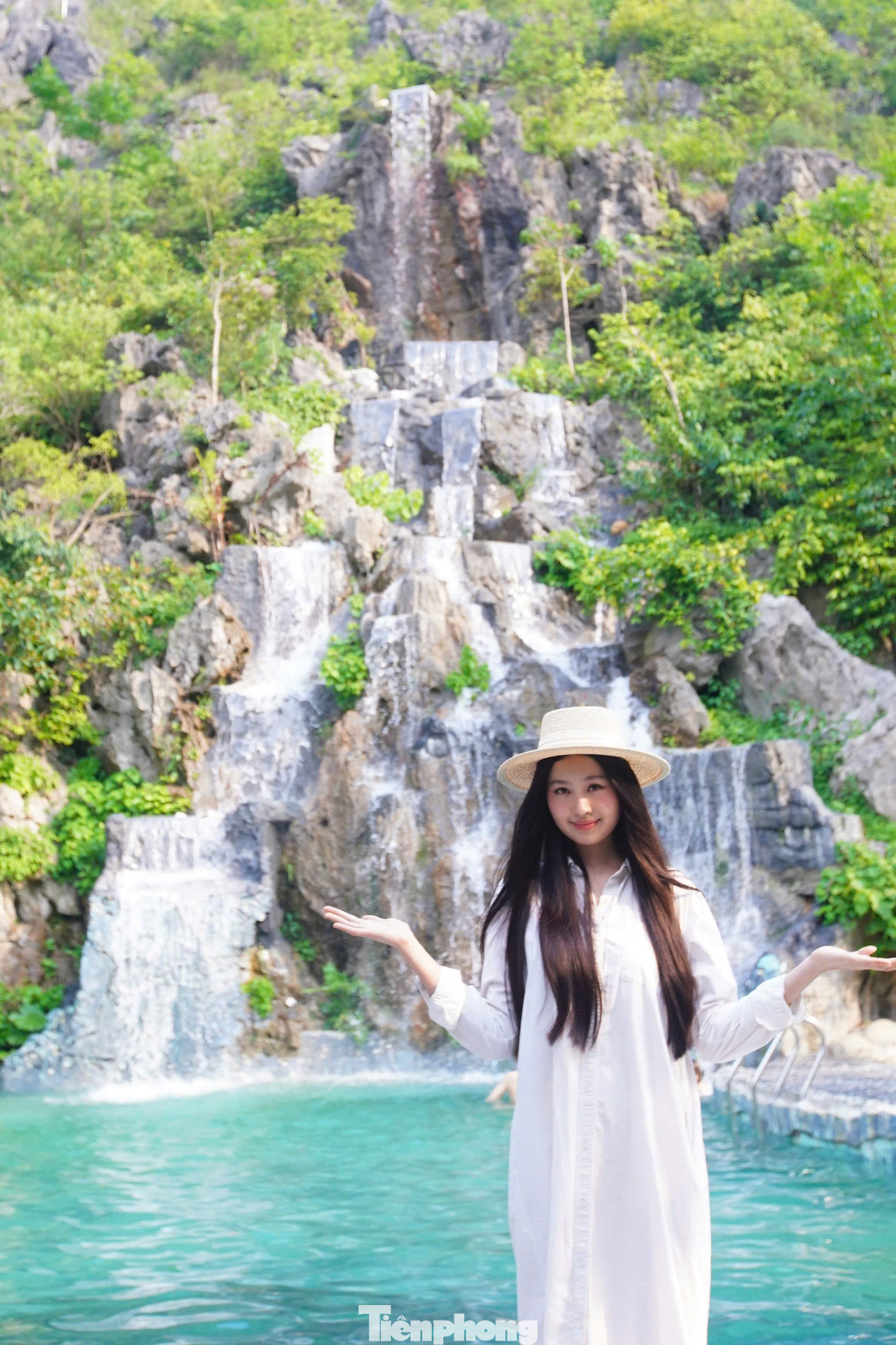 Tại khu nghỉ dưỡng, du khách được trải nghiệm dịch vụ ngâm mình trong dòng khoáng nóng, bồn thảo dược giữa khung cảnh thiên nhiên trong lành, xanh mát. Phong cách thiết kế các tiểu cảnh nơi đây gợi cho du khách hình ảnh của những làng quê thanh bình ven sông.