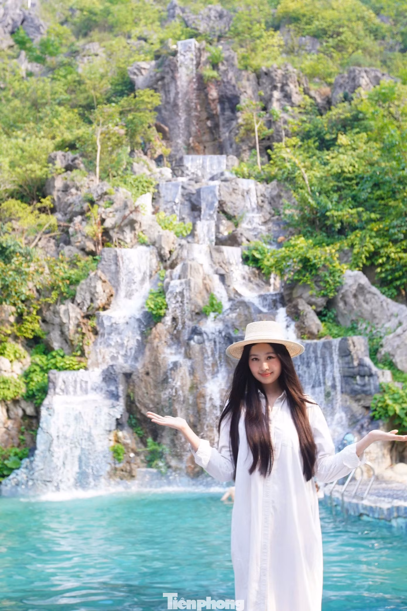 Tại khu nghỉ dưỡng, du khách được trải nghiệm dịch vụ ngâm mình trong dòng khoáng nóng, bồn thảo dược giữa khung cảnh thiên nhiên trong lành, xanh mát. Phong cách thiết kế các tiểu cảnh nơi đây gợi cho du khách hình ảnh của những làng quê thanh bình ven sông.