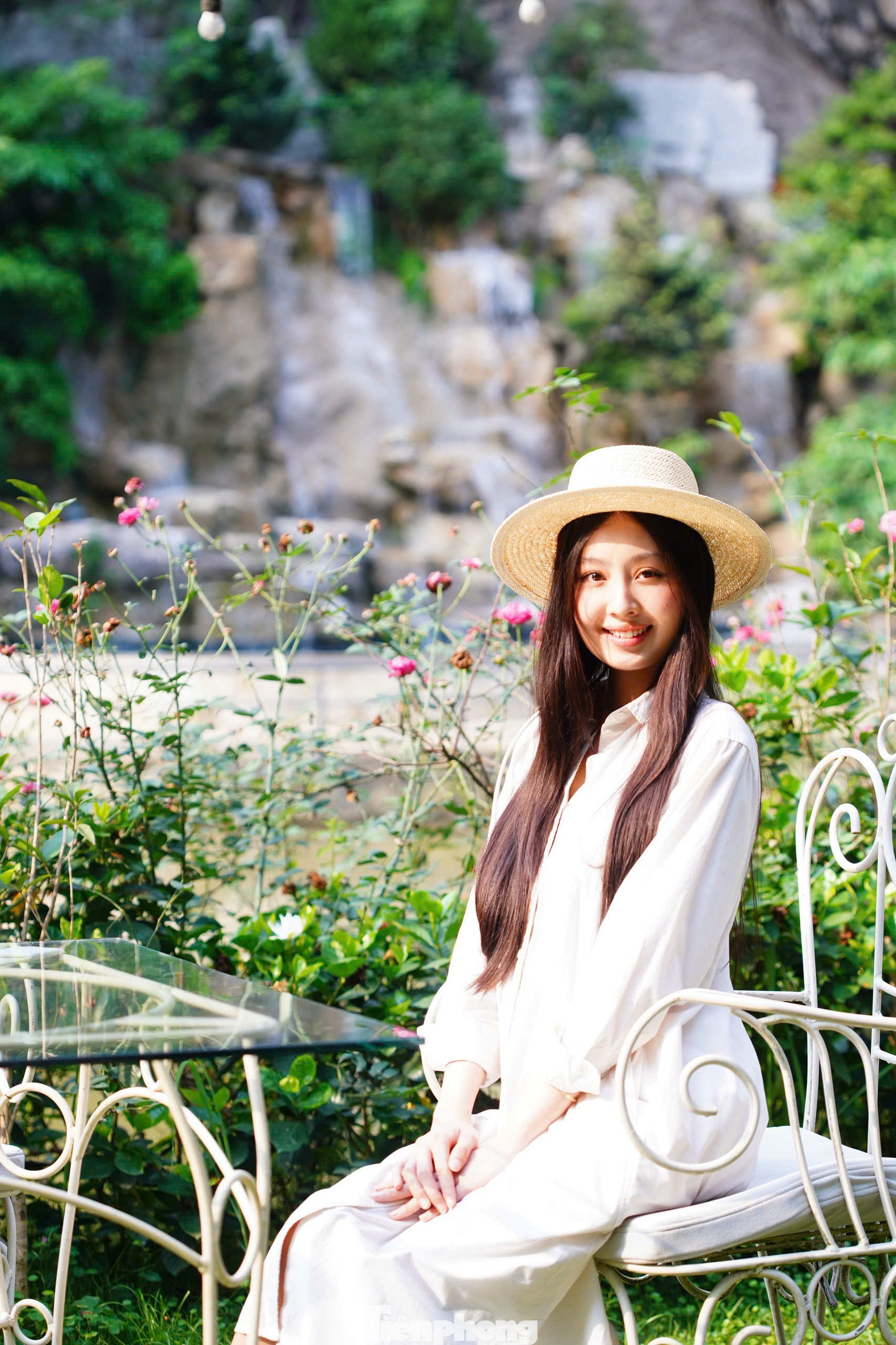 Người đẹp Ngọc Mai (phải) bất ngờ khi khám phá khu du lịch khoáng nóng Minawa Kênh Gà Resort &amp; Spa Ninh Bình. "Dù đã nhiều lần đến Ninh Bình rồi nhưng mình rất bất ngờ khi đến đây hôm nay. Mình không nghĩ rằng Ninh Bình có một khu du lịch biệt lập như thế này. Ở đây rất yên tĩnh này, khung cảnh thiên nhiên vô cùng khi có cả sông và núi. Đây là một địa điểm rất là thích hợp để đi du lịch với gia đình vào dịp cuối tuần", người đẹp Ngọc Mai chia sẻ.