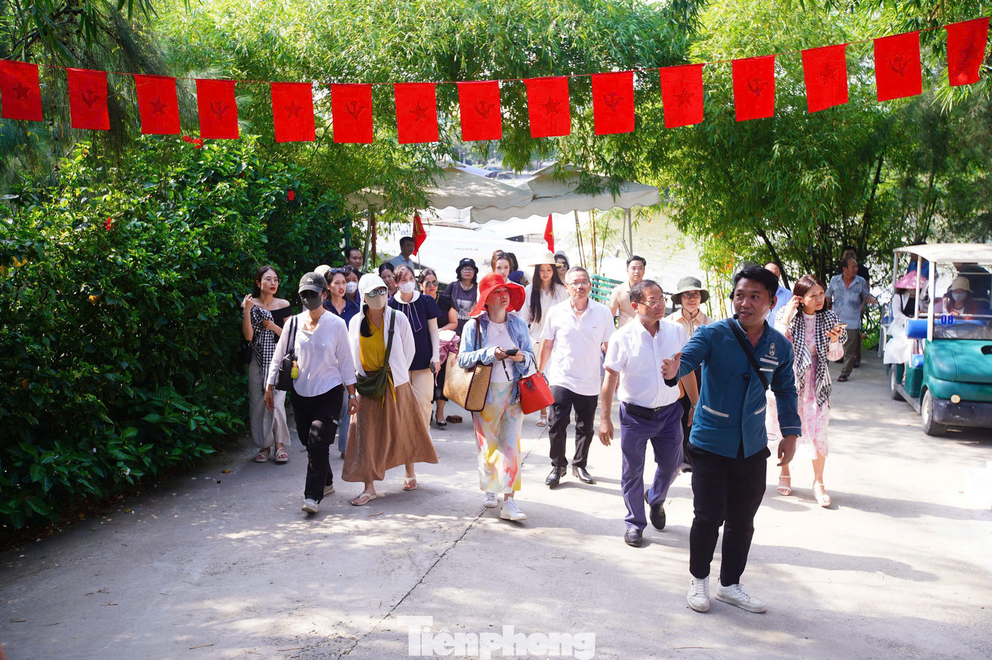 Hội thảo Đưa công nghiệp văn hóa thành đòn bẩy để du lịch Ninh Bình cất cánh do Báo Tiền Phong và Sở Du lịch Ninh Bình đồng tổ chức, dưới sự chỉ đạo của Tỉnh ủy, UBND tỉnh Ninh Bình diễn ra vào sáng mai (9/5). Trong khuôn khổ hội thảo, BTC tổ chức famtrip, giới thiệu đến các đại biểu, chuyên gia, người đẹp sản phẩm du lịch mới, tiềm năng tại Ninh Bình - du lịch khoáng nóng.