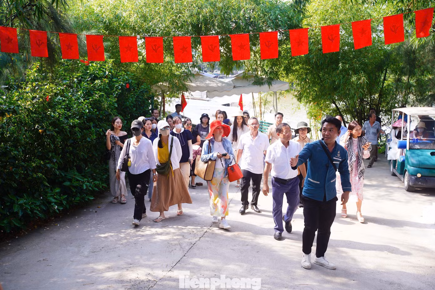 Hội thảo Đưa công nghiệp văn hóa thành đòn bẩy để du lịch Ninh Bình cất cánh do Báo Tiền Phong và Sở Du lịch Ninh Bình đồng tổ chức, dưới sự chỉ đạo của Tỉnh ủy, UBND tỉnh Ninh Bình diễn ra vào sáng mai (9/5). Trong khuôn khổ hội thảo, BTC tổ chức famtrip, giới thiệu đến các đại biểu, chuyên gia, người đẹp sản phẩm du lịch mới, tiềm năng tại Ninh Bình - du lịch khoáng nóng.