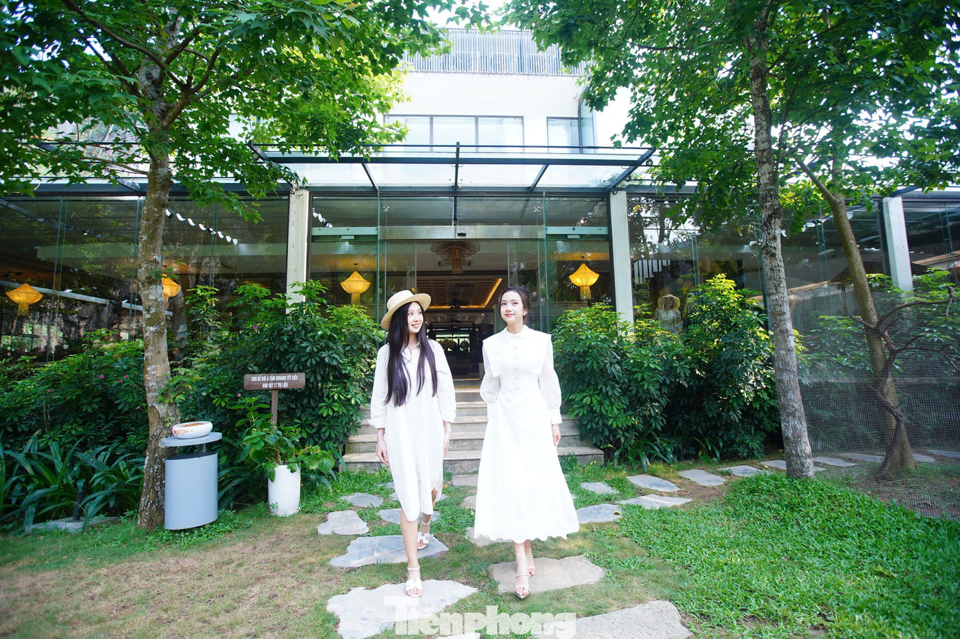 Khung cảnh xanh mướt, yên bình của khu du lịch để lại ấn tượng đậm sâu với người đẹp Giáng My, Ngọc Mai.