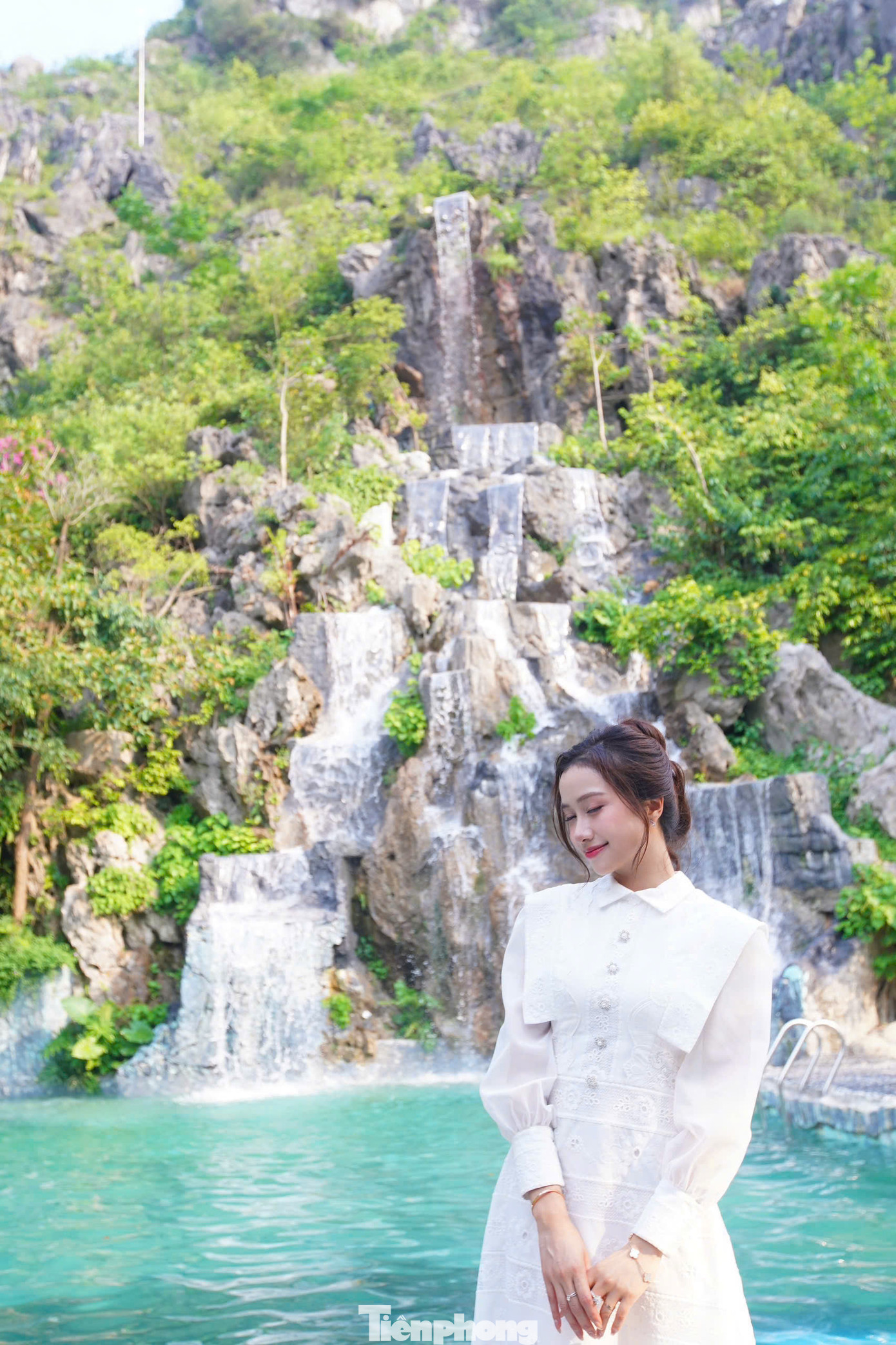 Tại khu nghỉ dưỡng, du khách được trải nghiệm dịch vụ ngâm mình trong dòng khoáng nóng, bồn thảo dược giữa khung cảnh thiên nhiên trong lành, xanh mát. Phong cách thiết kế các tiểu cảnh nơi đây gợi cho du khách hình ảnh của những làng quê thanh bình ven sông.