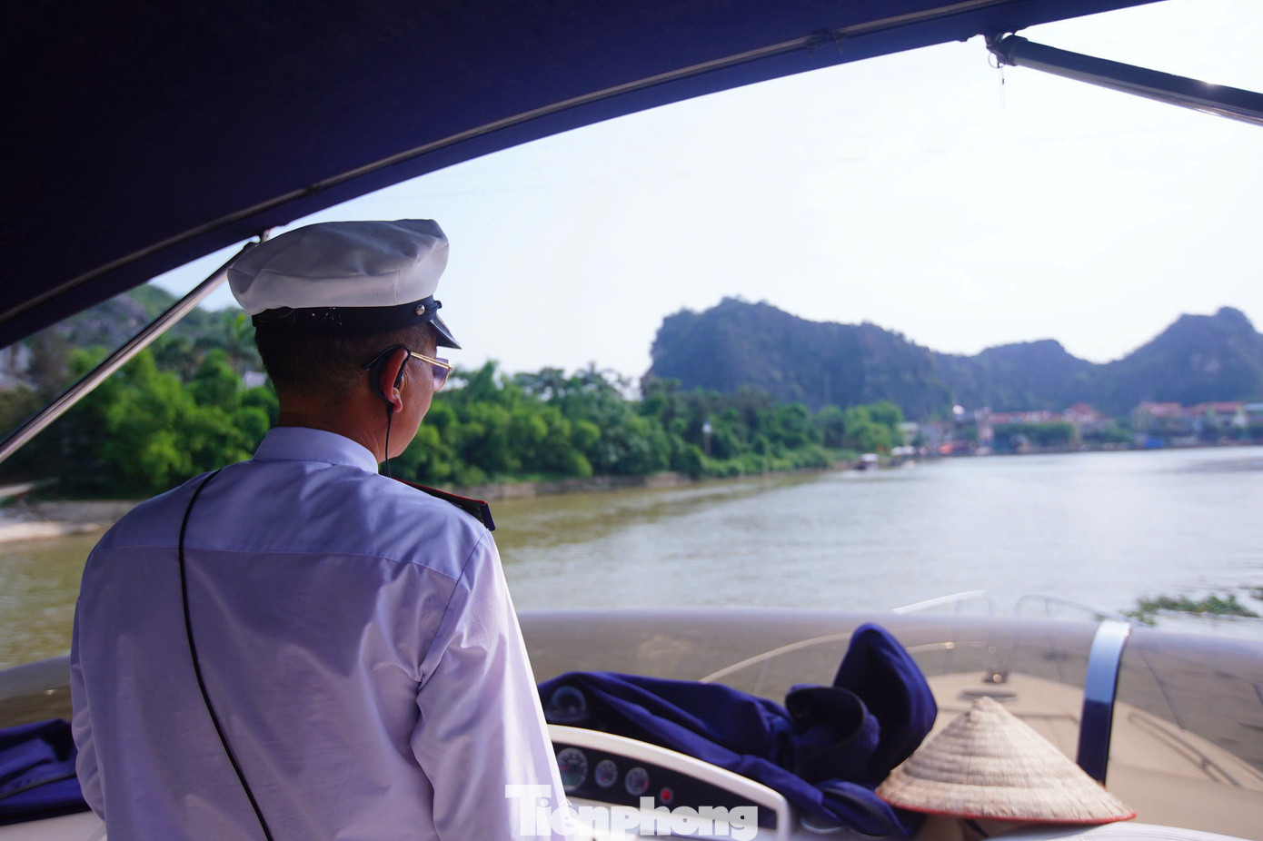 Để vào được khu nghỉ dưỡng, du khách phải di chuyển bằng thuyền qua sông Hoàng Long.