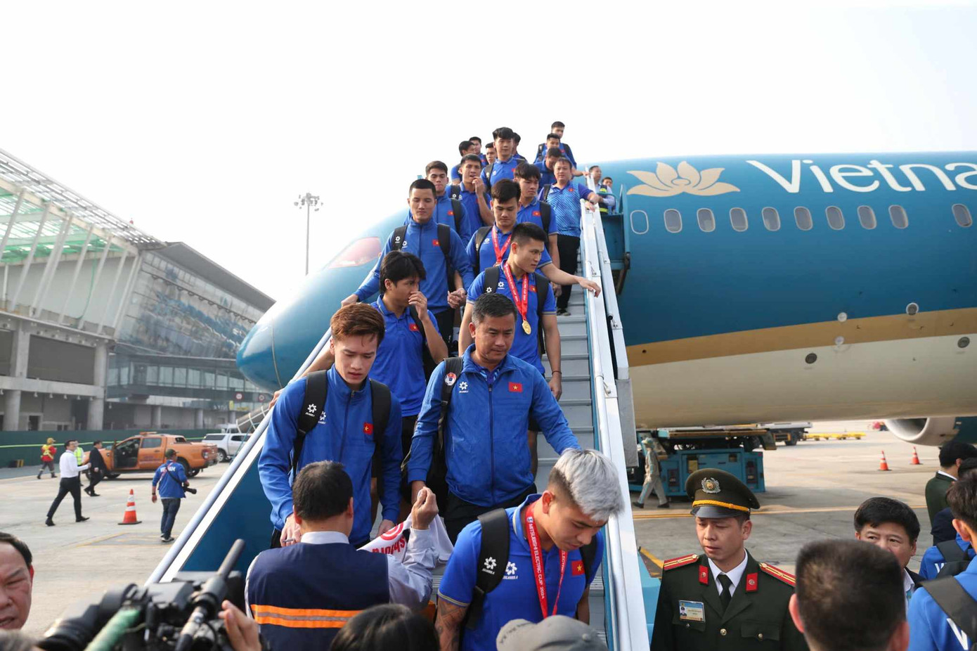 Đội tuyển Việt Nam được chào đón trong vòng tay của người hâm mộ.