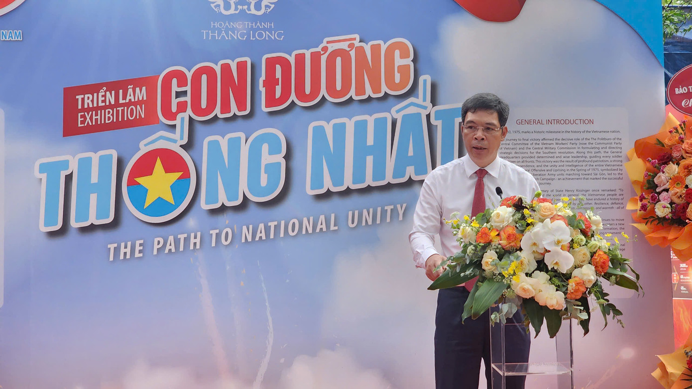 Phát biểu khai mạc triển lãm, ông Nguyễn Thanh Quang - Giám đốc Trung tâm Bảo tồn di sản Thăng Long - Hà Nội - khẳng định triển lãm góp phần giúp công chúng ôn lại những trang sử vàng, tri ân anh hùng liệt sĩ đã ngã xuống vì hòa bình, tự do.