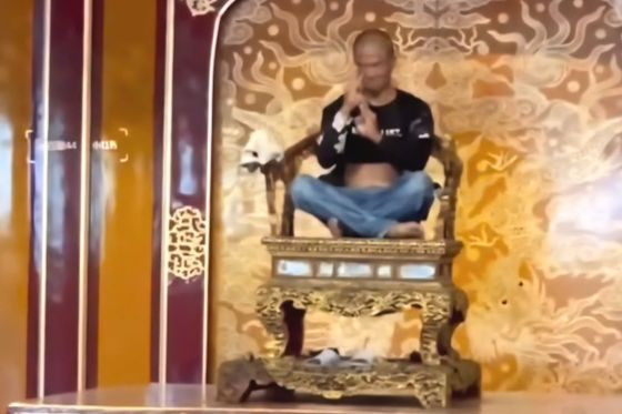 Ngai vàng triều Nguyễn bị xâm phạm gây hư hại, gãy phần tựa tay (bên trái) vào ngày 24/5. Ngai vàng triều Nguyễn bị xâm phạm gây hư hại, gãy phần tựa tay (bên trái) vào ngày 24/5.