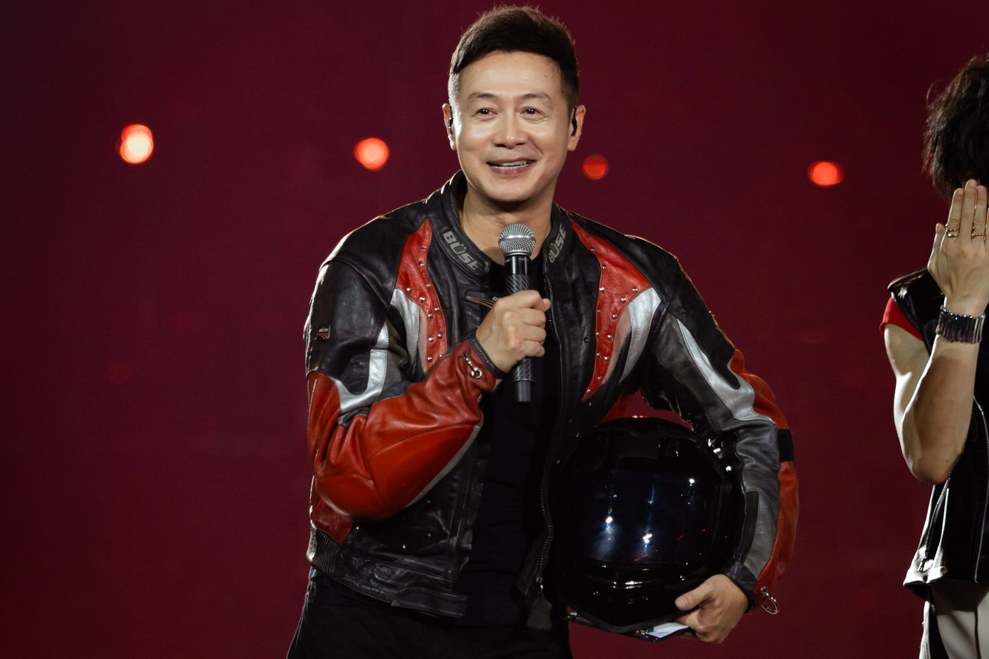 Dù đã bước sang đêm diễn thứ 5, tinh thần và năng lượng của các anh tài vẫn không hề suy giảm. Mỗi tiết mục đều được thể hiện với sự nhiệt huyết như lần đầu biểu diễn concert.