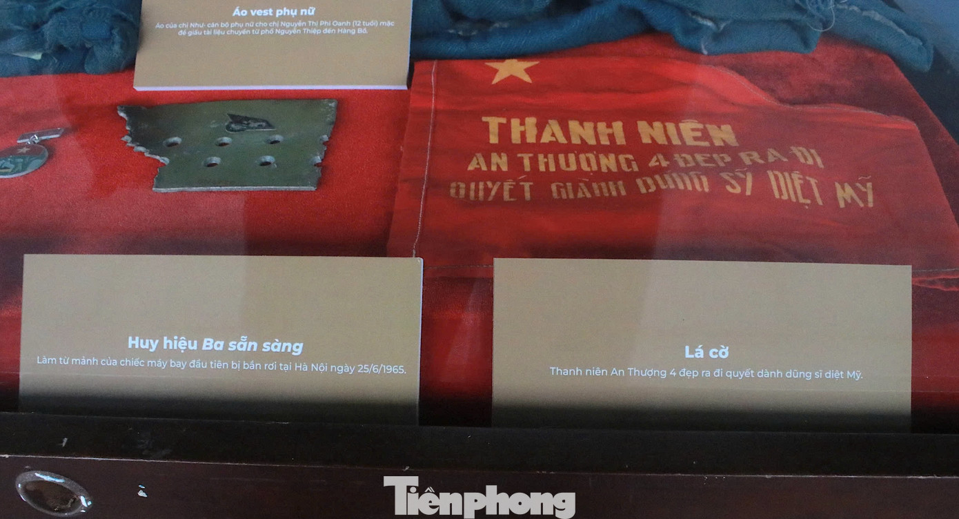 Các hiện vật trong triển lãm cũng gắn liền với nhiều tấm gương phụ nữ anh hùng trong thời chiến như nhóm hiện vật của liệt sĩ Đặng Thùy Trâm, Dương Thị Quý, những lá đơn tình nguyện ra chiến trường, những lá thư thời chiến hay những kỷ vật nhuốm màu ký ức thời gian…