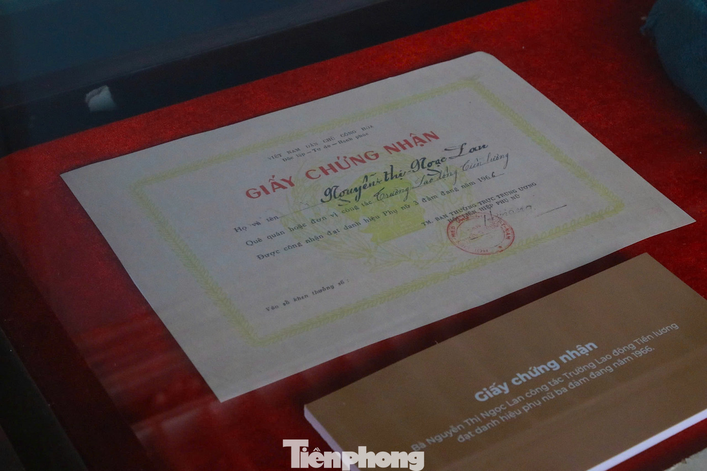 Các hiện vật trong triển lãm cũng gắn liền với nhiều tấm gương phụ nữ anh hùng trong thời chiến như nhóm hiện vật của liệt sĩ Đặng Thùy Trâm, Dương Thị Quý, những lá đơn tình nguyện ra chiến trường, những lá thư thời chiến hay những kỷ vật nhuốm màu ký ức thời gian…