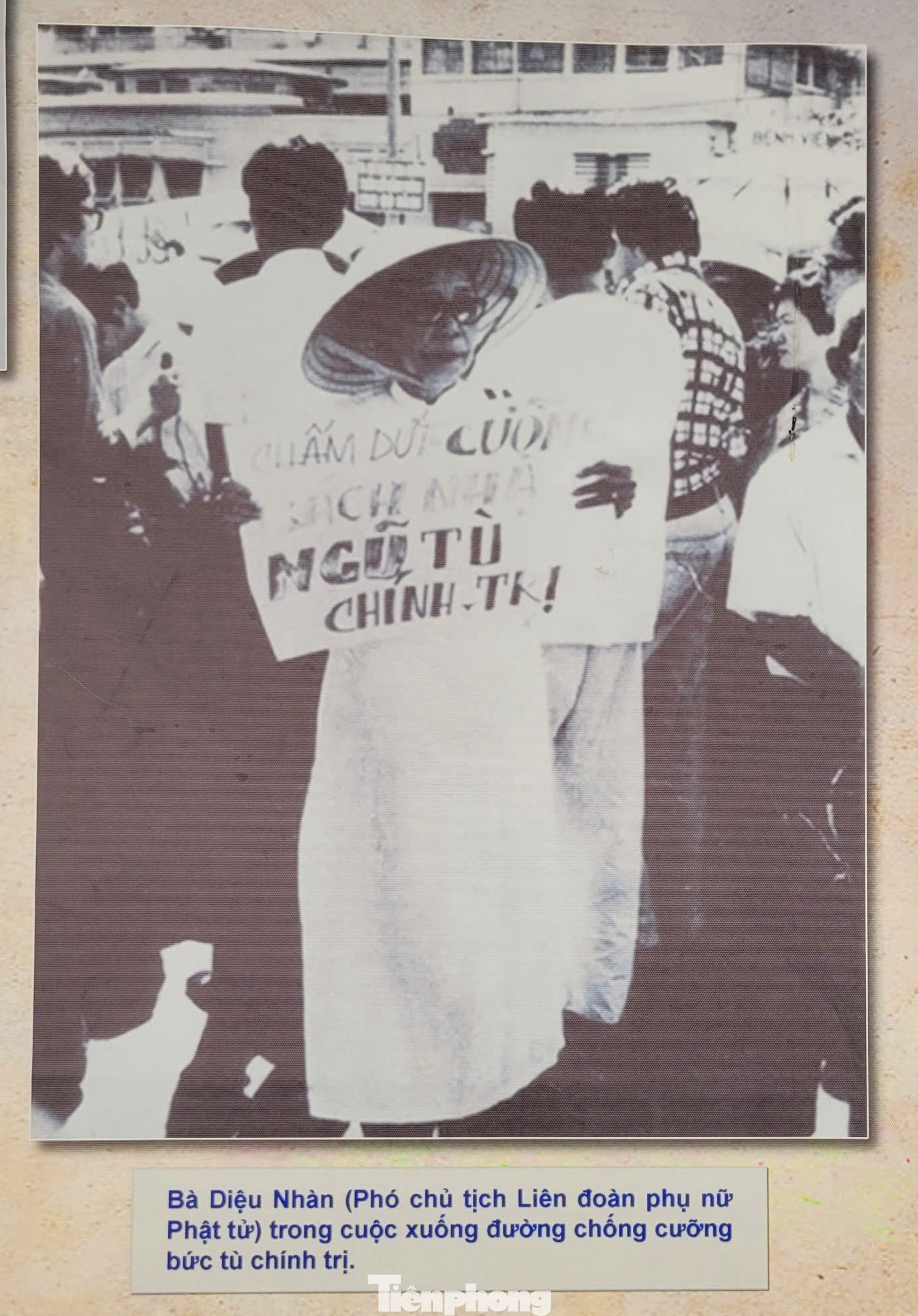 Trong bom đạn chiến tranh, áo dài đã đồng hành cùng nữ sinh, đồng bào trong những cuộc biểu tình đòi dân sinh, dân chủ… Vũ khí đấu tranh của họ không chỉ là súng, đạn mà còn là tinh thần quật khởi, kiên cường.