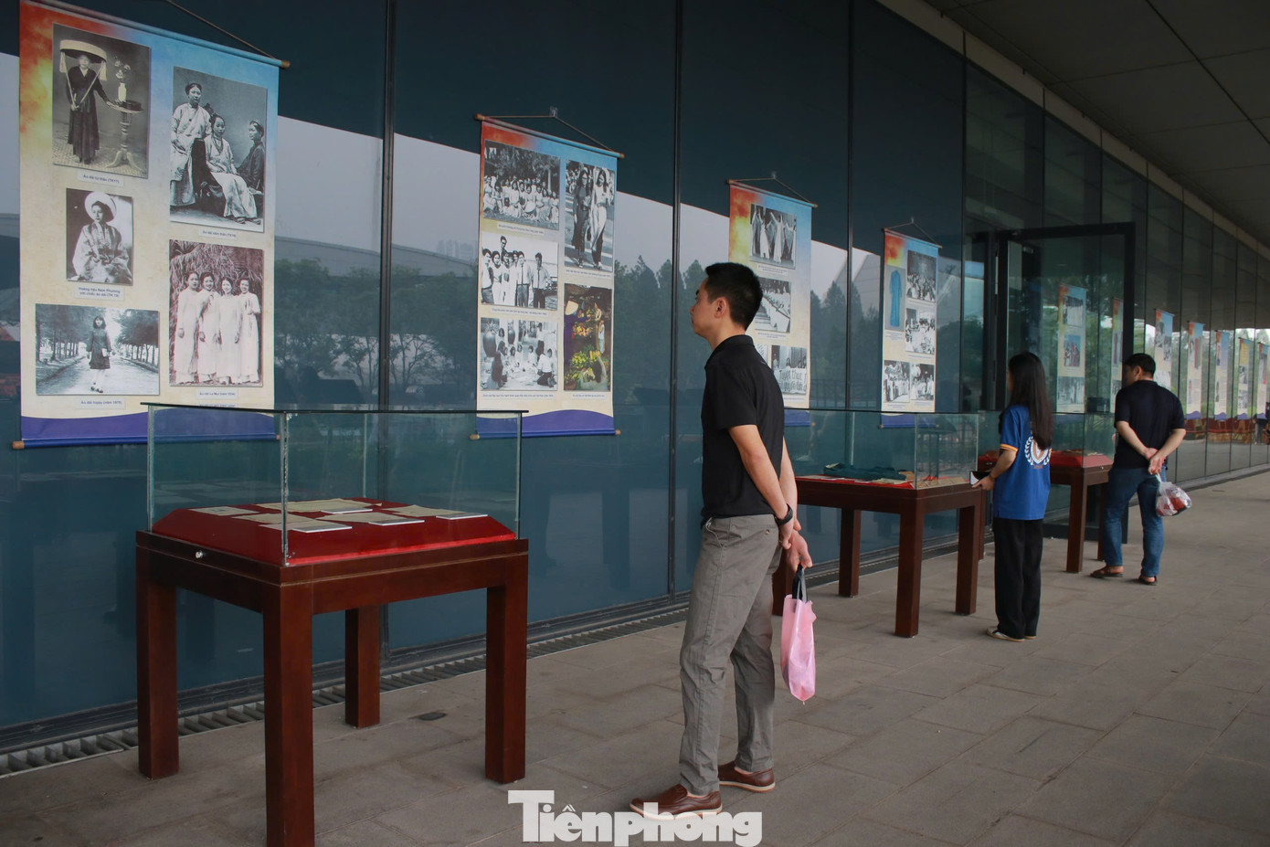 Nhân dịp kỷ niệm 50 năm ngày giải phóng miền Nam, thống nhất đất nước (30/4/1975-30/4/2025), Bảo tàng Hà Nội phối hợp với Bảo tàng Chứng tích chiến tranh và các đơn vị liên quan tổ chức triển lãm Áo dài phụ nữ Việt Nam đi qua khói lửa chiến tranh. Triển lãm là hành trình ngược dòng lịch sử, nhìn lại quá khứ của áo dài - biểu tượng của phụ nữ Việt Nam, đặc biệt trong những năm tháng chiến tranh gian khó.