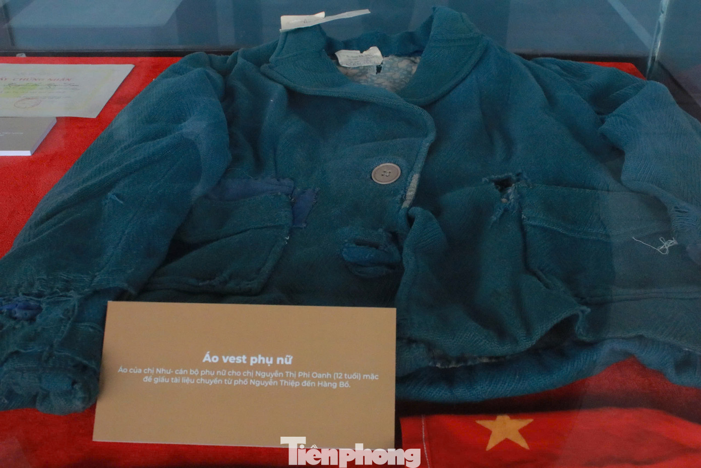 Các hiện vật trong triển lãm cũng gắn liền với nhiều tấm gương phụ nữ anh hùng trong thời chiến như nhóm hiện vật của liệt sĩ Đặng Thùy Trâm, Dương Thị Quý, những lá đơn tình nguyện ra chiến trường, những lá thư thời chiến hay những kỷ vật nhuốm màu ký ức thời gian…