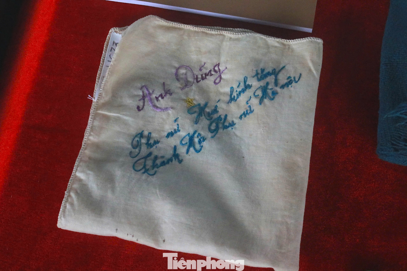 Các hiện vật trong triển lãm cũng gắn liền với nhiều tấm gương phụ nữ anh hùng trong thời chiến như nhóm hiện vật của liệt sĩ Đặng Thùy Trâm, Dương Thị Quý, những lá đơn tình nguyện ra chiến trường, những lá thư thời chiến hay những kỷ vật nhuốm màu ký ức thời gian…