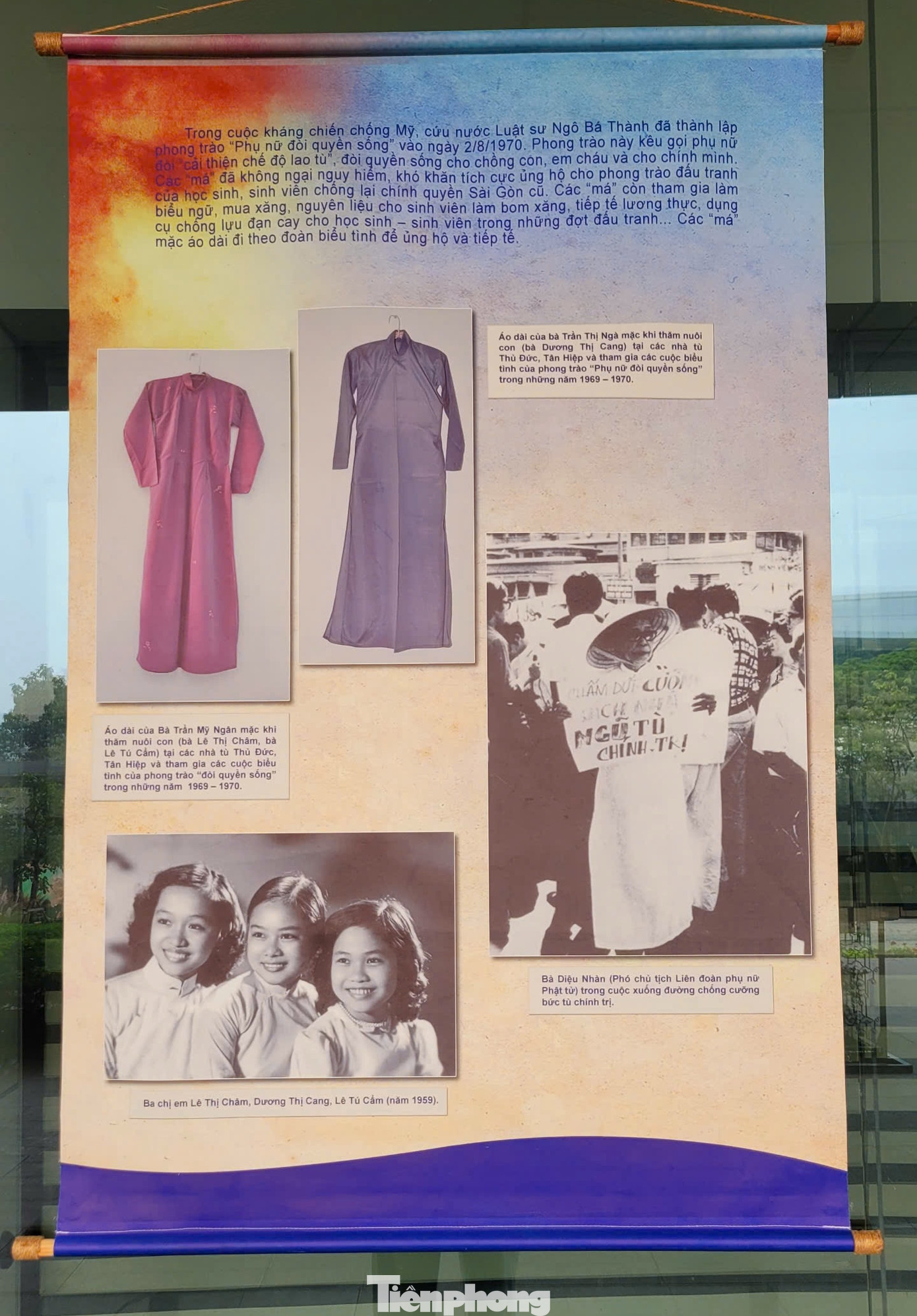 Trong bom đạn chiến tranh, áo dài đã đồng hành cùng nữ sinh, đồng bào trong những cuộc biểu tình đòi dân sinh, dân chủ… Vũ khí đấu tranh của họ không chỉ là súng, đạn mà còn là tinh thần quật khởi, kiên cường.