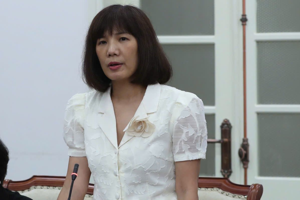 Đại diện Cục Phát thanh, Truyền hình và Thông tin điện tử thông tin về hình thức xử phạt BTV Quang Minh và MC Vân Hugo vì hành vi quảng cáo sai sự thật. Đại diện Cục Phát thanh, Truyền hình và Thông tin điện tử thông tin về hình thức xử phạt BTV Quang Minh và MC Vân Hugo vì hành vi quảng cáo sai sự thật.