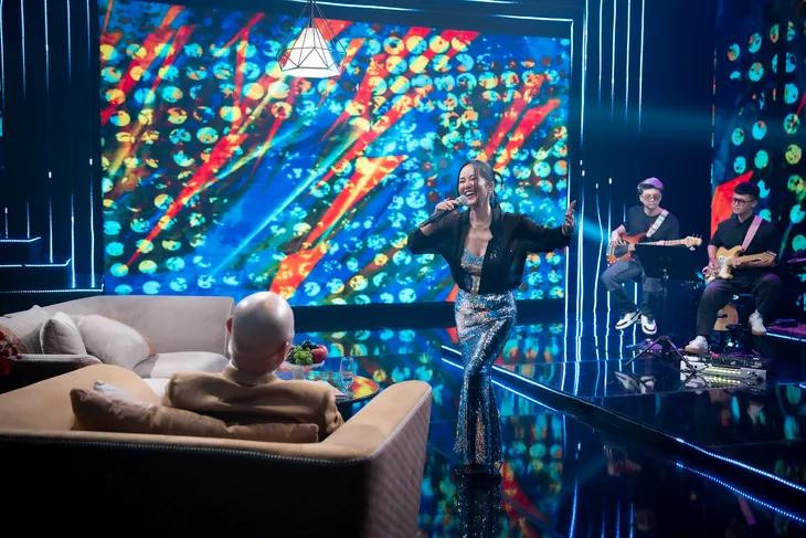 Hồng Nhung lần đầu thể hiện ca khúc Tự hỏi. Hồng Nhung lần đầu thể hiện ca khúc Tự hỏi.