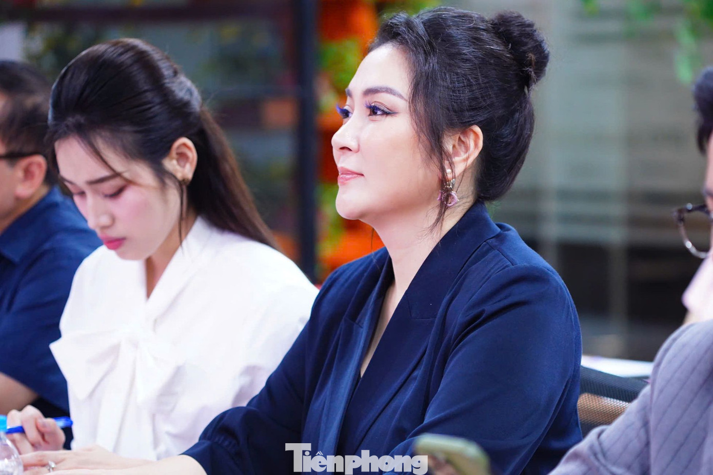 Giám khảo Nguyễn Thị Huyền diện trang đơn giản, trang phục nhẹ nhàng nhưng vẫn khoe trọn nhan sắc mặn mà ở tuổi 40. Là giám khảo của buổi tranh biện, hùng biện, Hoa hậu Nguyễn Thị Huyền bất ngờ về sự tự tin, mức độ hiểu biết của thí sinh Hoa hậu Việt Nam 2024. Nhìn vào sự thể hiện của thí sinh, Nguyễn Thị Huyền tin tưởng cuộc thi Hoa hậu Việt Nam 2024 sẽ tìm được cô gái xứng đáng đại diện cho nhan sắc, trí tuệ phụ nữ Việt.