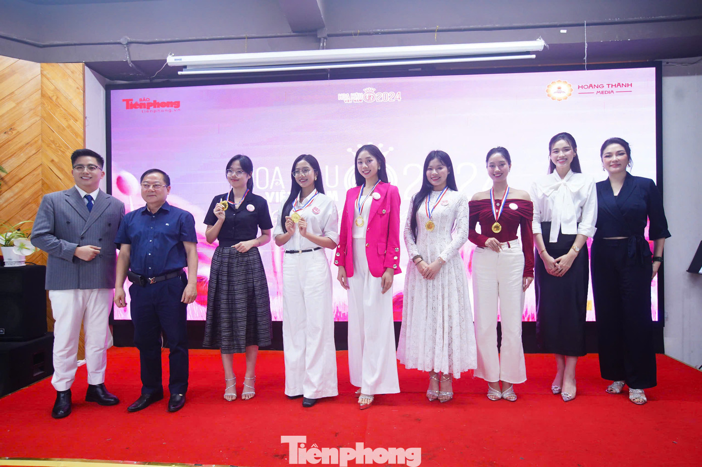 Nhà báo Lê Xuân Sơn - nguyên Tổng Biên tập báo Tiền Phong, cố vấn cuộc thi, giám khảo Đỗ Thị Hà, Nguyễn Thị Huyền trao kỷ niệm chương cho những thí sinh có phần thể hiện xuất sắc nhất trong buổi học tranh biện, hùng biện.