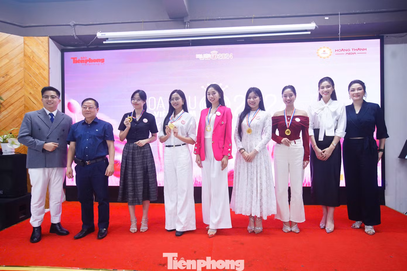 Nhà báo Lê Xuân Sơn - nguyên Tổng Biên tập báo Tiền Phong, cố vấn cuộc thi, giám khảo Đỗ Thị Hà, Nguyễn Thị Huyền trao kỷ niệm chương cho những thí sinh có phần thể hiện xuất sắc nhất trong buổi học tranh biện, hùng biện. Nhà báo Lê Xuân Sơn - nguyên Tổng Biên tập báo Tiền Phong, cố vấn cuộc thi, giám khảo Đỗ Thị Hà, Nguyễn Thị Huyền trao kỷ niệm chương cho những thí sinh có phần thể hiện xuất sắc nhất trong buổi học tranh biện, hùng biện.