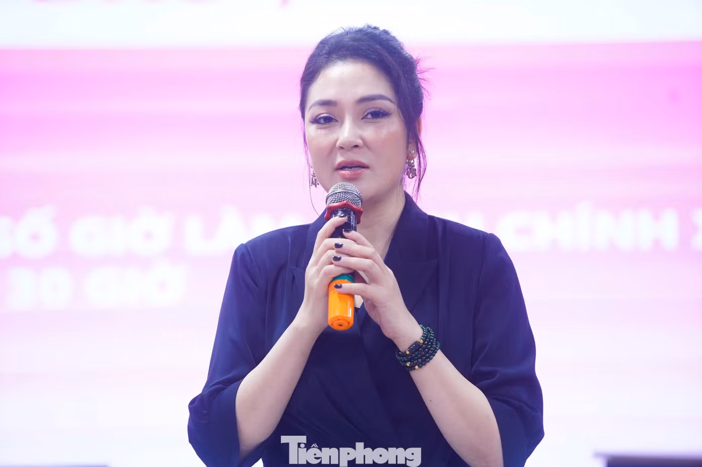 Để tạo thế chủ động khi tranh biện, Nguyễn Thị Huyền cho rằng các thí sinh cần tránh việc cầm giấy đọc. Nếu chỉ cầm máy hoặc giấy đọc, các thí sinh sẽ như chiếc máy đọc và trở nên yếu thế trước người đối diện. Để tạo thế chủ động khi tranh biện, Nguyễn Thị Huyền cho rằng các thí sinh cần tránh việc cầm giấy đọc. Nếu chỉ cầm máy hoặc giấy đọc, các thí sinh sẽ như chiếc máy đọc và trở nên yếu thế trước người đối diện.