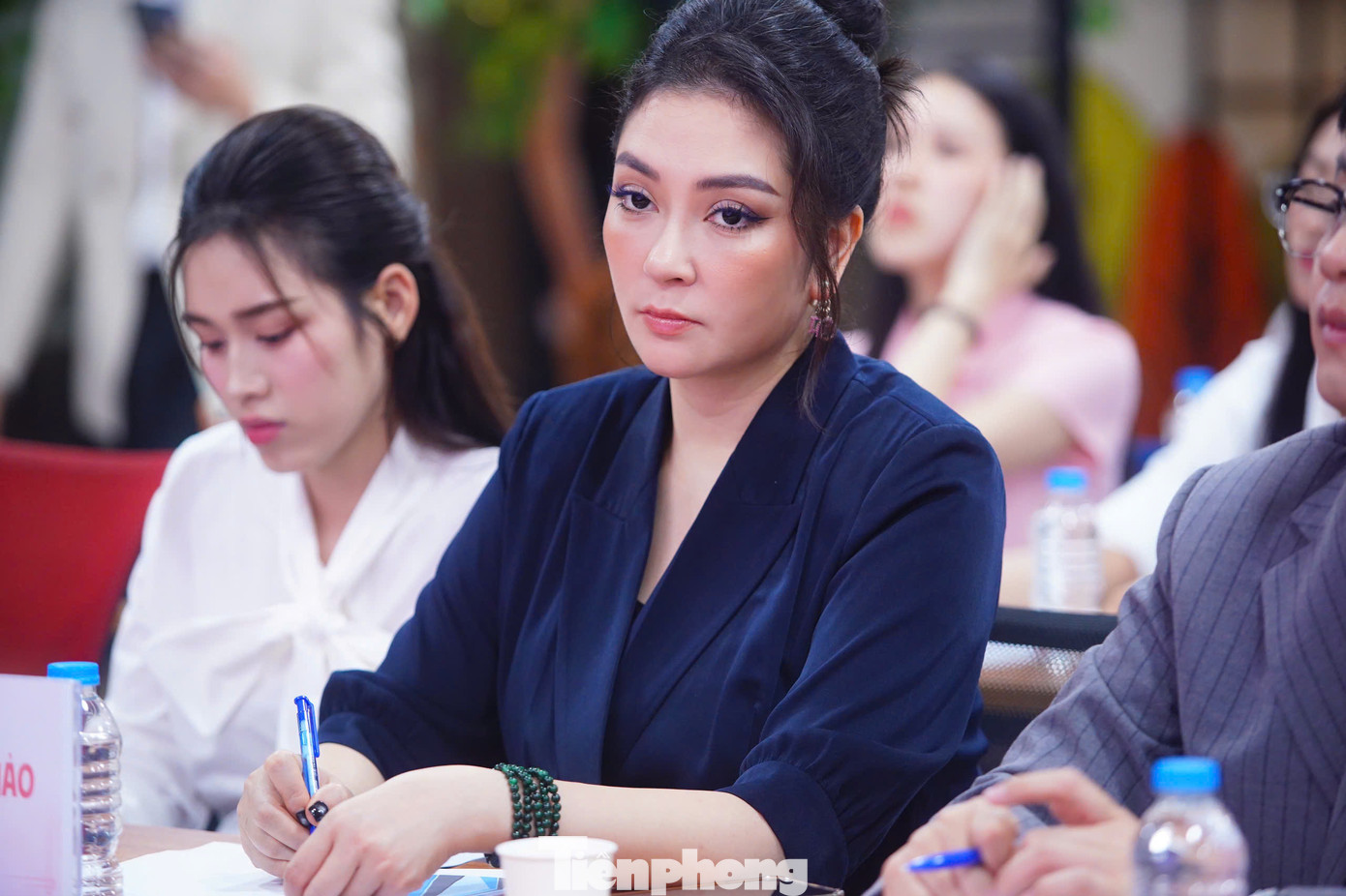 Giám khảo Nguyễn Thị Huyền diện trang đơn giản, trang phục nhẹ nhàng nhưng vẫn khoe trọn nhan sắc mặn mà ở tuổi 40. Là giám khảo của buổi tranh biện, hùng biện, Hoa hậu Nguyễn Thị Huyền bất ngờ về sự tự tin, mức độ hiểu biết của thí sinh Hoa hậu Việt Nam 2024. Nhìn vào sự thể hiện của thí sinh, Nguyễn Thị Huyền tin tưởng cuộc thi Hoa hậu Việt Nam 2024 sẽ tìm được cô gái xứng đáng đại diện cho nhan sắc, trí tuệ phụ nữ Việt.