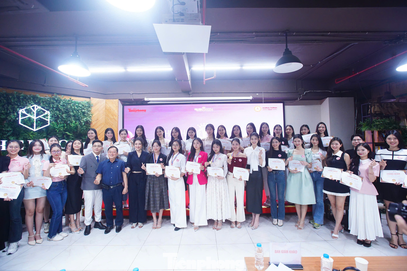 Dàn thí sinh Hoa hậu Việt Nam khoe chứng nhận hoàn thành khóa học tranh biện, hùng biện. Trong những ngày tới, 41 thí sinh Hoa hậu Việt Nam 2024 tiếp tục tham gia nhiều hoạt động để nâng cao các kỹ năng cá nhân, "chạy nước rút" cho đêm Chung khảo.