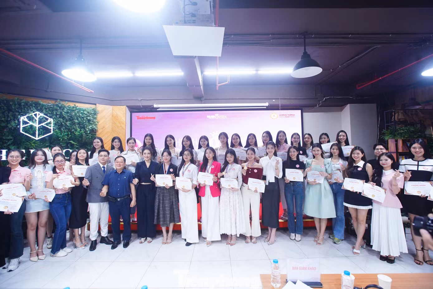 Dàn thí sinh Hoa hậu Việt Nam khoe chứng nhận hoàn thành khóa học tranh biện, hùng biện. Trong những ngày tới, 41 thí sinh Hoa hậu Việt Nam 2024 tiếp tục tham gia nhiều hoạt động để nâng cao các kỹ năng cá nhân, "chạy nước rút" cho đêm Chung khảo. Dàn thí sinh Hoa hậu Việt Nam khoe chứng nhận hoàn thành khóa học tranh biện, hùng biện. Trong những ngày tới, 41 thí sinh Hoa hậu Việt Nam 2024 tiếp tục tham gia nhiều hoạt động để nâng cao các kỹ năng cá nhân, "chạy nước rút" cho đêm Chung khảo.