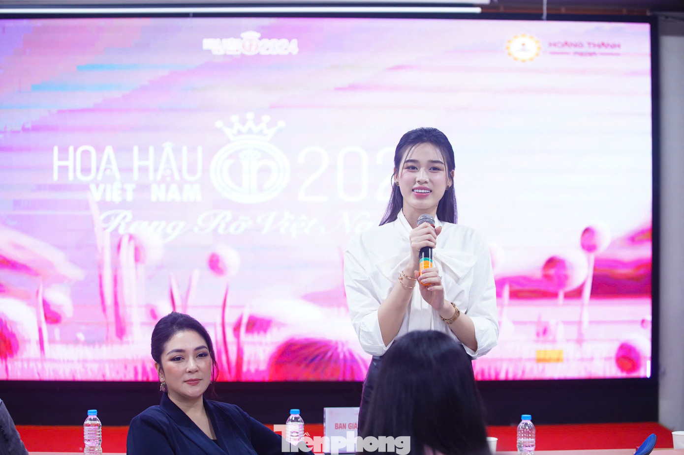 Hoa hậu Đỗ Thị Hà cho biết cô ngưỡng mộ thí sinh Hoa hậu Việt Nam. Thời điểm thi hoa hậu, cô không làm được như các thí sinh hôm nay. "Các bạn rất giỏi, có kiến thức, có chiều sâu và biết cách thể hiện suy nghĩ của mình ra bên ngoài", Hoa hậu Đỗ Thị Hà chia sẻ.