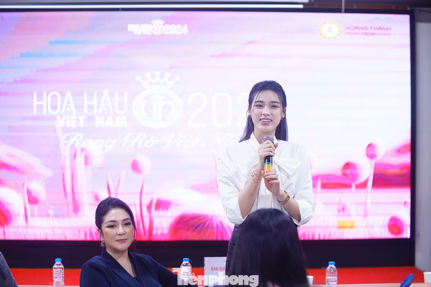 Hoa hậu Đỗ Thị Hà cho biết cô ngưỡng mộ thí sinh Hoa hậu Việt Nam. Thời điểm thi hoa hậu, cô không làm được như các thí sinh hôm nay. "Các bạn rất giỏi, có kiến thức, có chiều sâu và biết cách thể hiện suy nghĩ của mình ra bên ngoài", Hoa hậu Đỗ Thị Hà chia sẻ. Hoa hậu Đỗ Thị Hà cho biết cô ngưỡng mộ thí sinh Hoa hậu Việt Nam. Thời điểm thi hoa hậu, cô không làm được như các thí sinh hôm nay. "Các bạn rất giỏi, có kiến thức, có chiều sâu và biết cách thể hiện suy nghĩ của mình ra bên ngoài", Hoa hậu Đỗ Thị Hà chia sẻ.