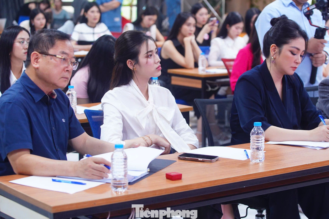 Chiều 9/4, thí sinh Hoa hậu Việt Nam 2024 tham gia lớp học tranh biện, hùng biện. Buổi học còn có sự tham dự của nhà báo Lê Xuân Sơn - nguyên Tổng Biên tập báo Tiền Phong, cố vấn cuộc thi, Hoa hậu Đỗ Thị Hà và Hoa hậu Nguyễn Thị Huyền trong vai trò giám khảo.