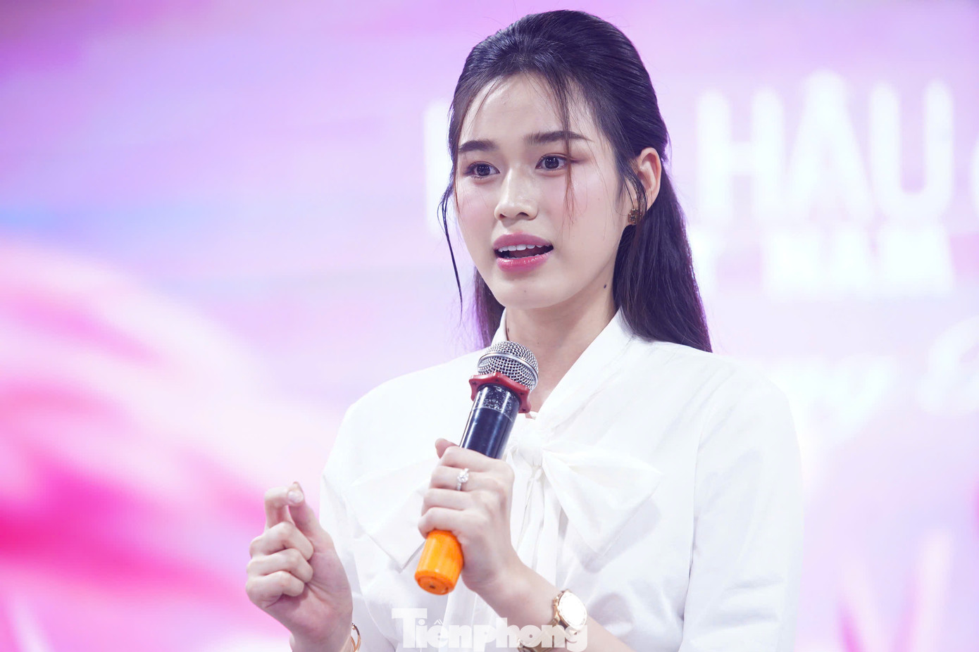 Hoa hậu Đỗ Thị Hà góp ý với thí sinh về việc cầm giấy, đọc khi tranh biện. Cô khẳng định việc sử dụng giấy, tài liệu khi tranh biện, hùng biện là quan trọng. Tuy nhiên, trong giấy, tài liệu chỉ nên có những ý chính, cô đọng nhất. "Trên giấy chỉ nên có những gạch đầu dòng, ý chính những điều bản thân muốn nói. Việc triển khai, thể hiện những điều này cần được thực hiện bằng ngôn ngữ cá nhân. Điều này góp phần thể hiện chiều sâu của mỗi người", Đỗ Thị Hà cho biết.