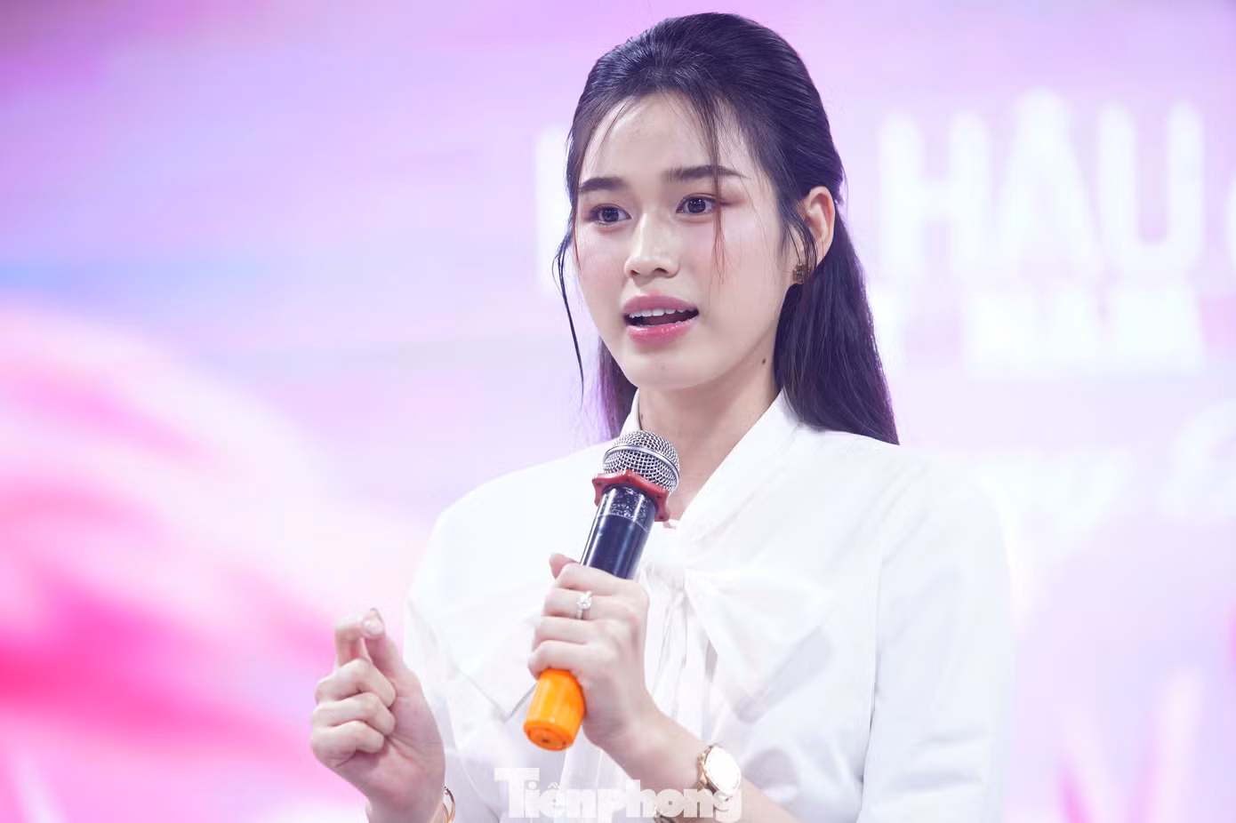 Hoa hậu Đỗ Thị Hà góp ý với thí sinh về việc cầm giấy, đọc khi tranh biện. Cô khẳng định việc sử dụng giấy, tài liệu khi tranh biện, hùng biện là quan trọng. Tuy nhiên, trong giấy, tài liệu chỉ nên có những ý chính, cô đọng nhất. "Trên giấy chỉ nên có những gạch đầu dòng, ý chính những điều bản thân muốn nói. Việc triển khai, thể hiện những điều này cần được thực hiện bằng ngôn ngữ cá nhân. Điều này góp phần thể hiện chiều sâu của mỗi người", Đỗ Thị Hà cho biết. Hoa hậu Đỗ Thị Hà góp ý với thí sinh về việc cầm giấy, đọc khi tranh biện. Cô khẳng định việc sử dụng giấy, tài liệu khi tranh biện, hùng biện là quan trọng. Tuy nhiên, trong giấy, tài liệu chỉ nên có những ý chính, cô đọng nhất. "Trên giấy chỉ nên có những gạch đầu dòng, ý chính những điều bản thân muốn nói. Việc triển khai, thể hiện những điều này cần được thực hiện bằng ngôn ngữ cá nhân. Điều này góp phần thể hiện chiều sâu của mỗi người", Đỗ Thị Hà cho biết.