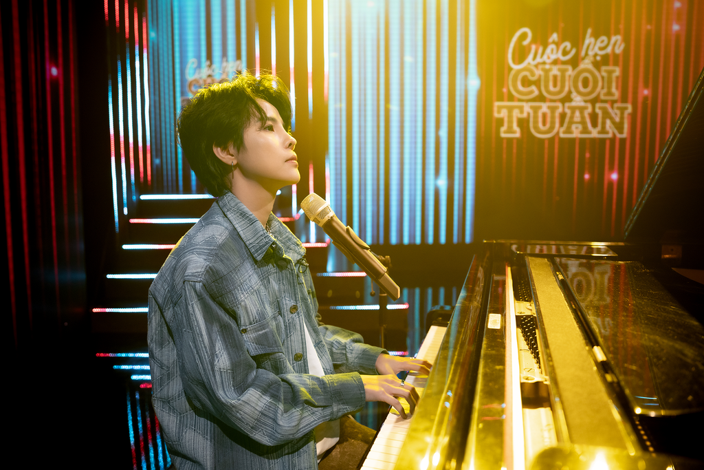 Vũ Cát Tường thể hiện bản hit Yêu xa, Mơ, Từng là... tại sân khấu chương trình Cuộc hẹn cuối tuần. Vũ Cát Tường thể hiện bản hit Yêu xa, Mơ, Từng là... tại sân khấu chương trình Cuộc hẹn cuối tuần.