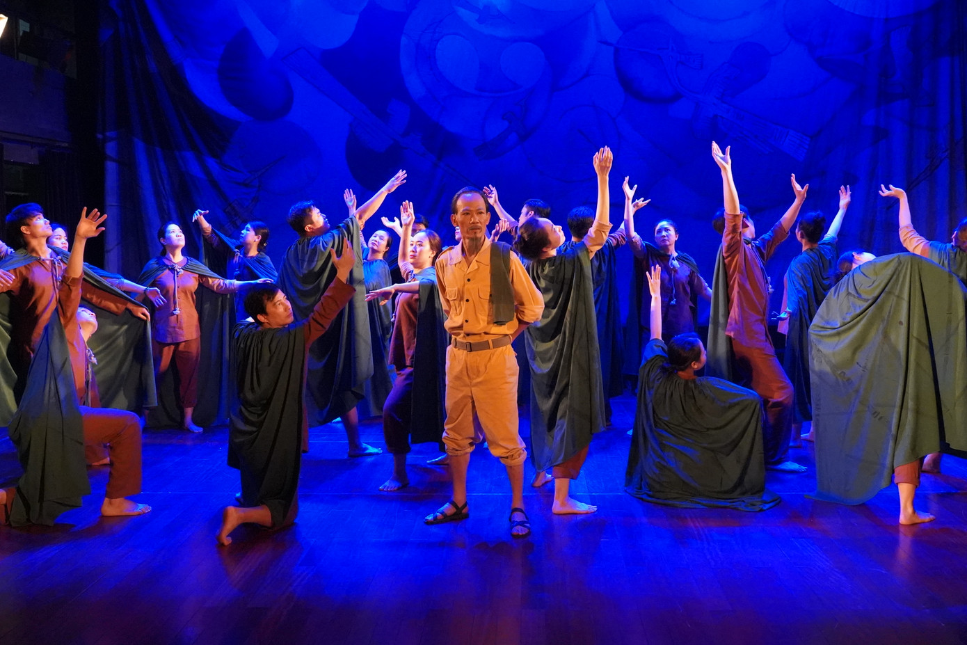 Người đi dép cao su được chuyển thể từ kịch bản dài hơn 300 trang của nhà văn Algeria - Kateb Yacine.