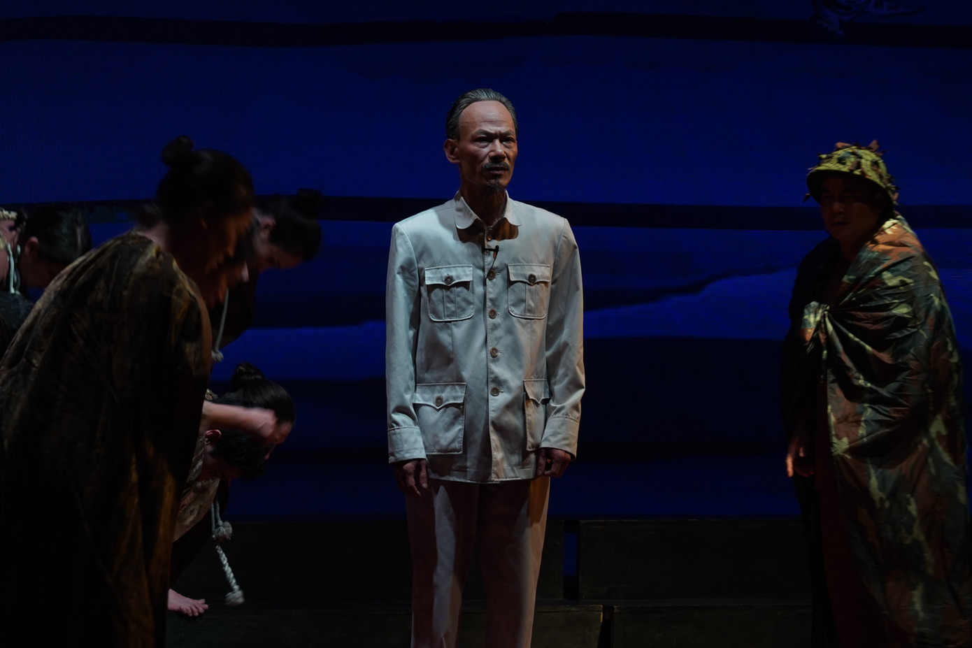 Người đi dép cao su được chuyển thể từ kịch bản dài hơn 300 trang của nhà văn Algeria - Kateb Yacine.