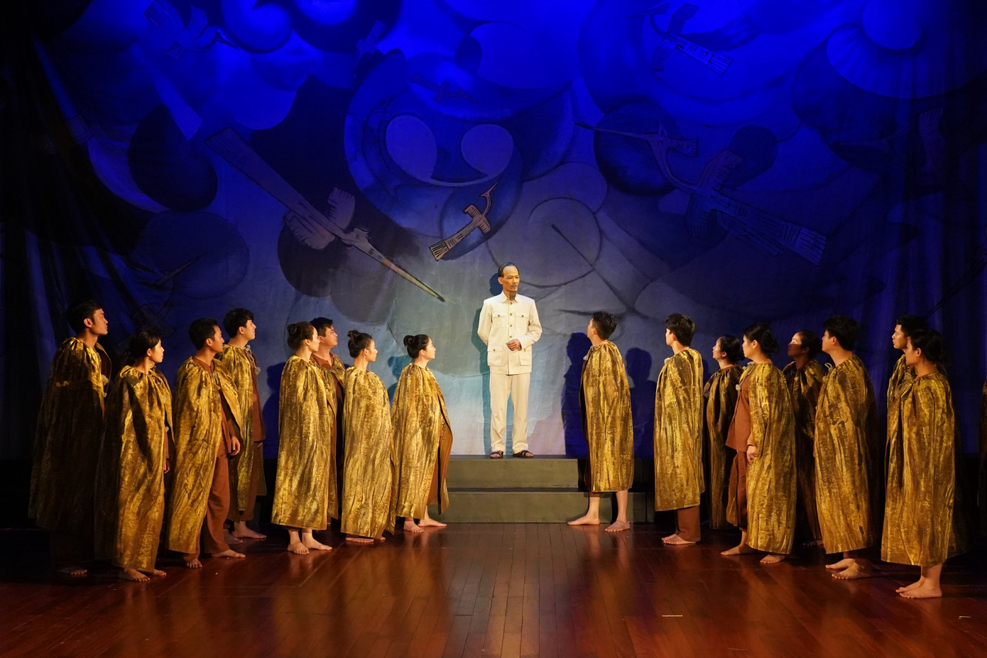 Người đi dép cao su được chuyển thể từ kịch bản dài hơn 300 trang của nhà văn Algeria - Kateb Yacine.