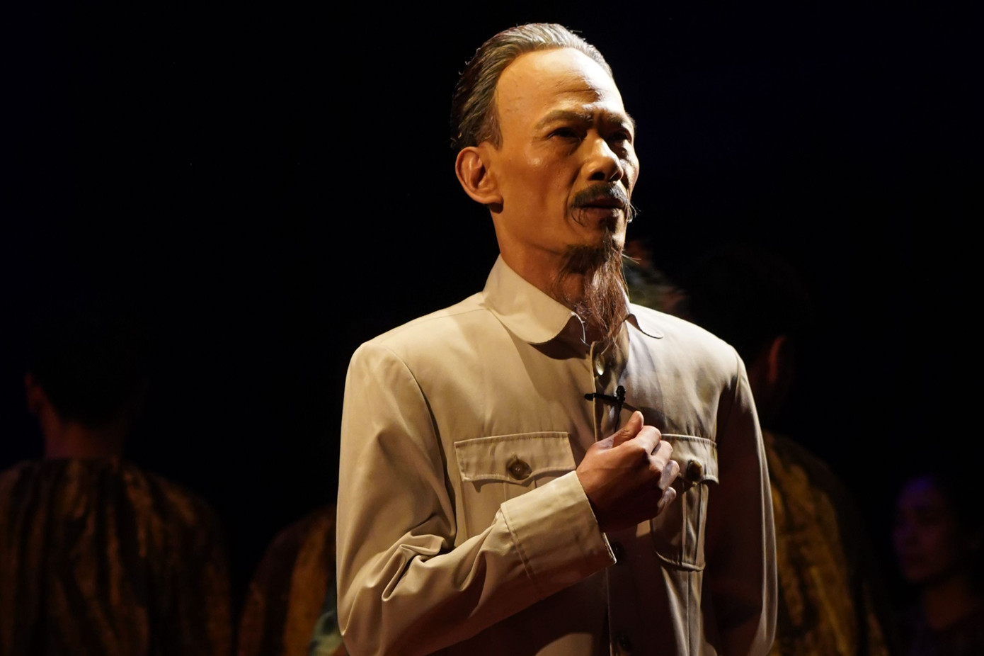 Người đi dép cao su được chuyển thể từ kịch bản dài hơn 300 trang của nhà văn Algeria - Kateb Yacine.