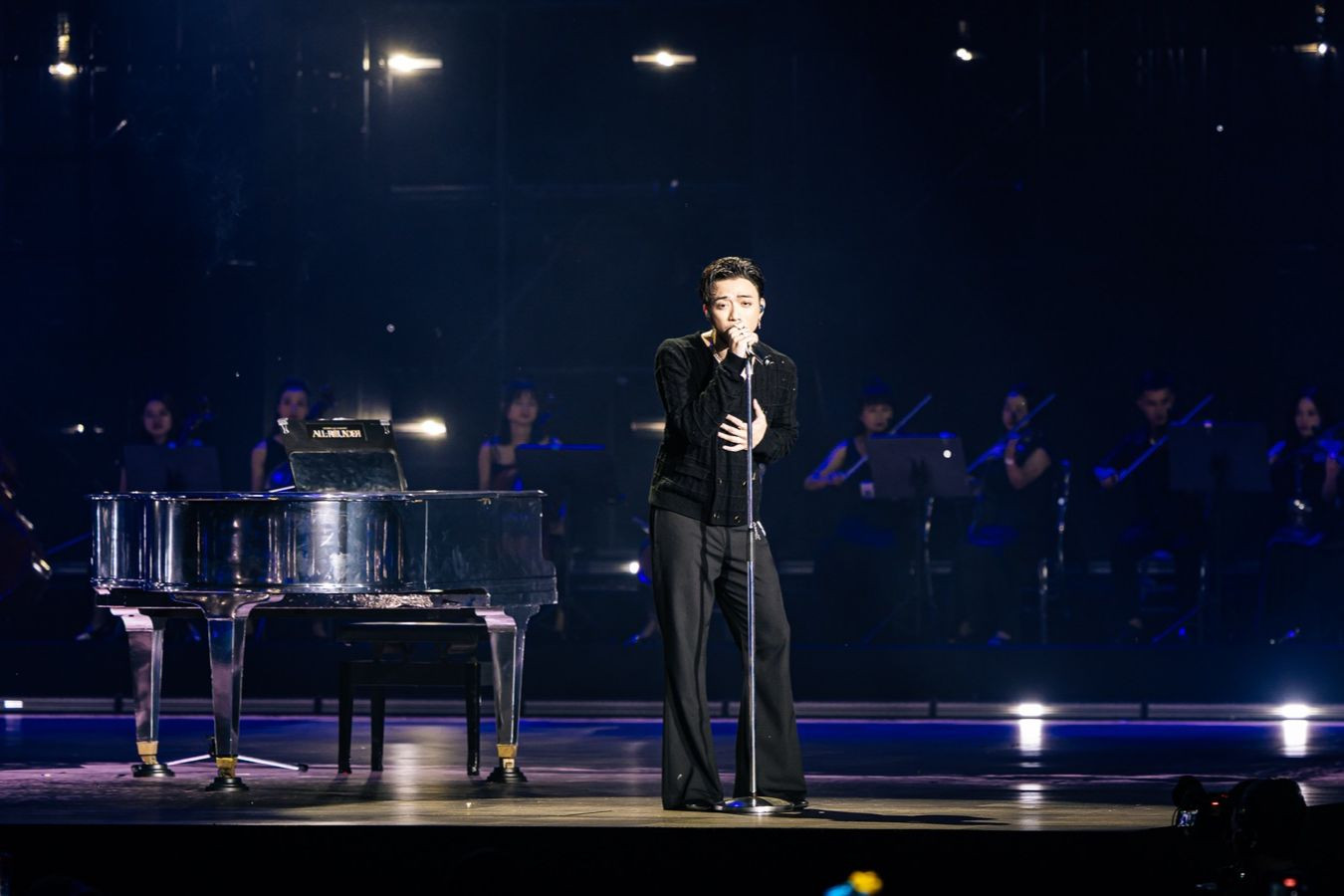 Tại sân khấu solo concert, Soobin mang tới những ca khúc làm nên tên tuổi của mình như Nếu ngày ấy, Phía sau một cô gái, Tháng năm, Xin đừng lặng im... và những ca khúc mới, gây ấn tượng với khán giả như Giá như, Lu mờ, Ai mà biết được, Hey, Dancing in the dark...