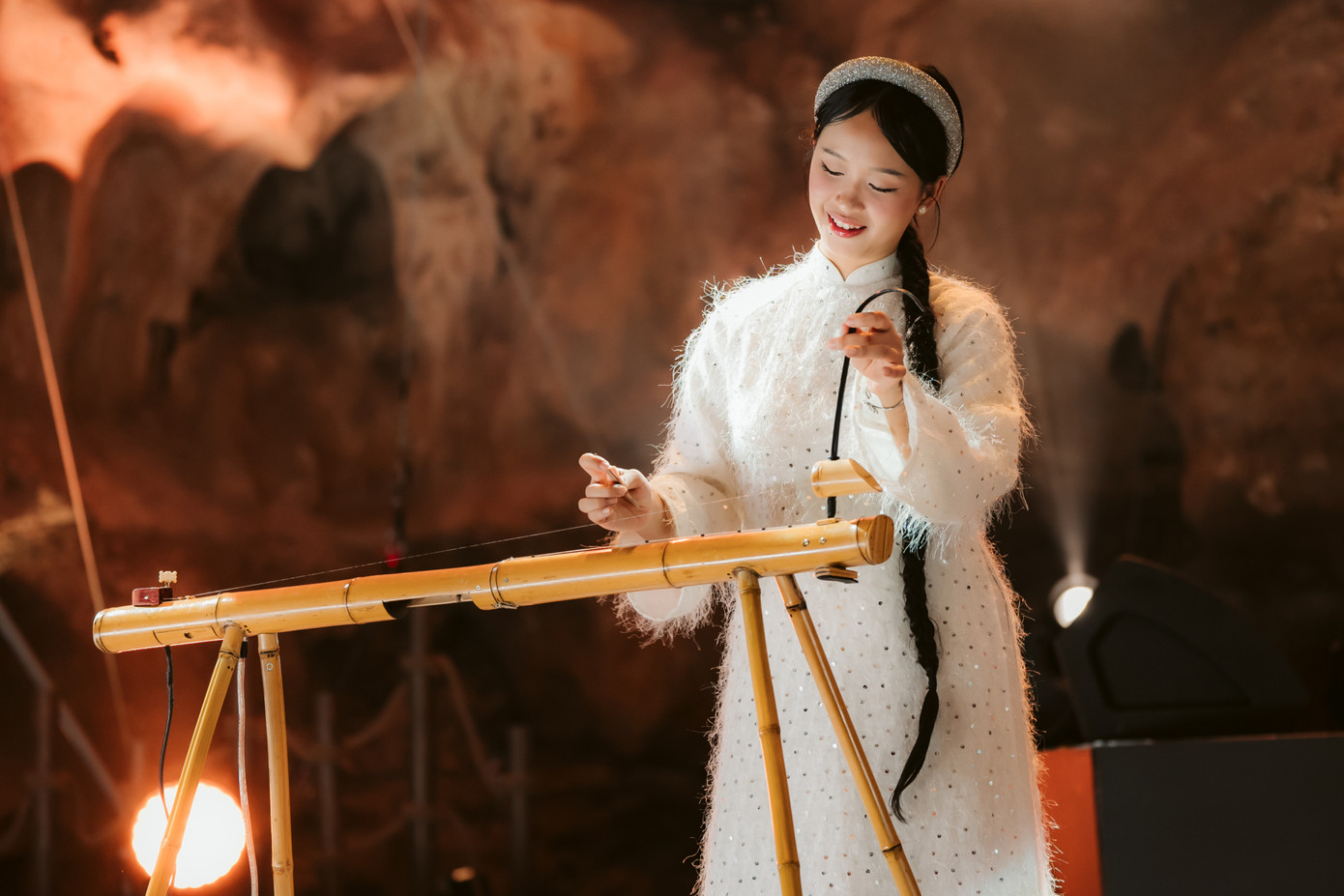 Dàn nhạc biểu diễn khi du khách trải nghiệm ẩm thực Quảng Ninh.